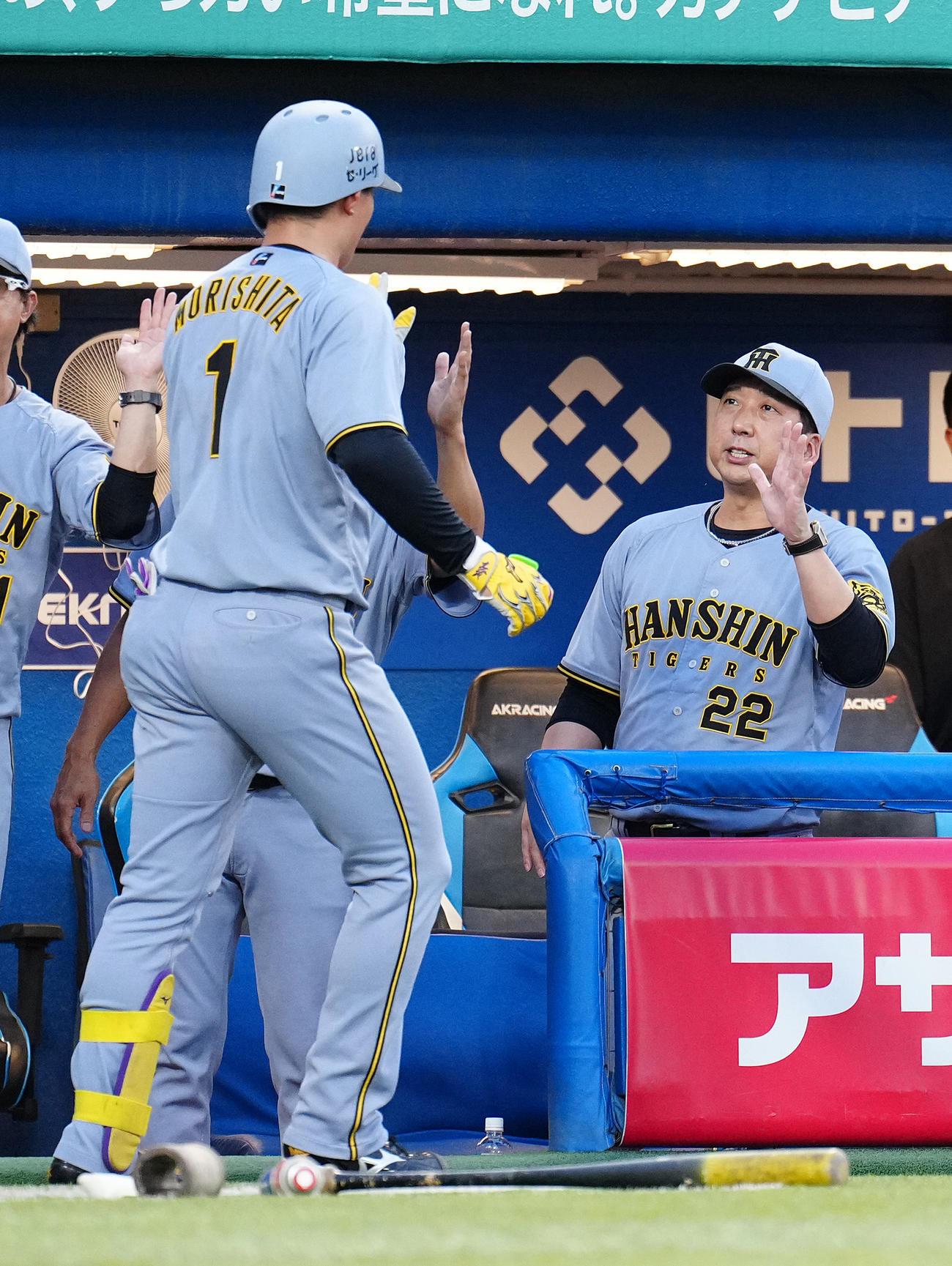 ヤクルト対阪神　1回表阪神1死一塁、先制の左越え2点本塁打を放った森下を迎える藤川監督（撮影・鈴木みどり）