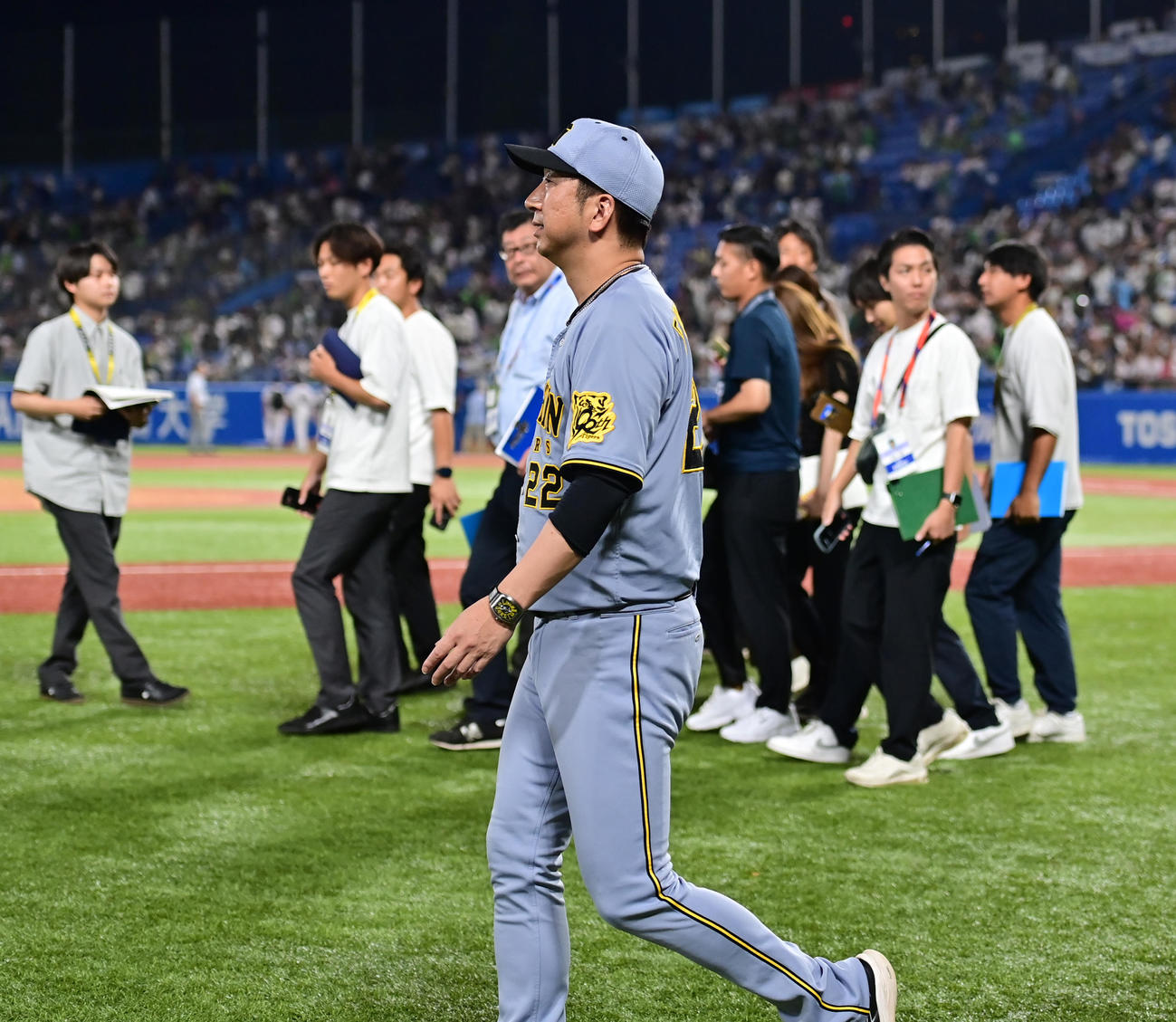 ヤクルト対阪神　延長12回引き分けに終わり引き揚げる阪神藤川監督（撮影・清水貴仁）