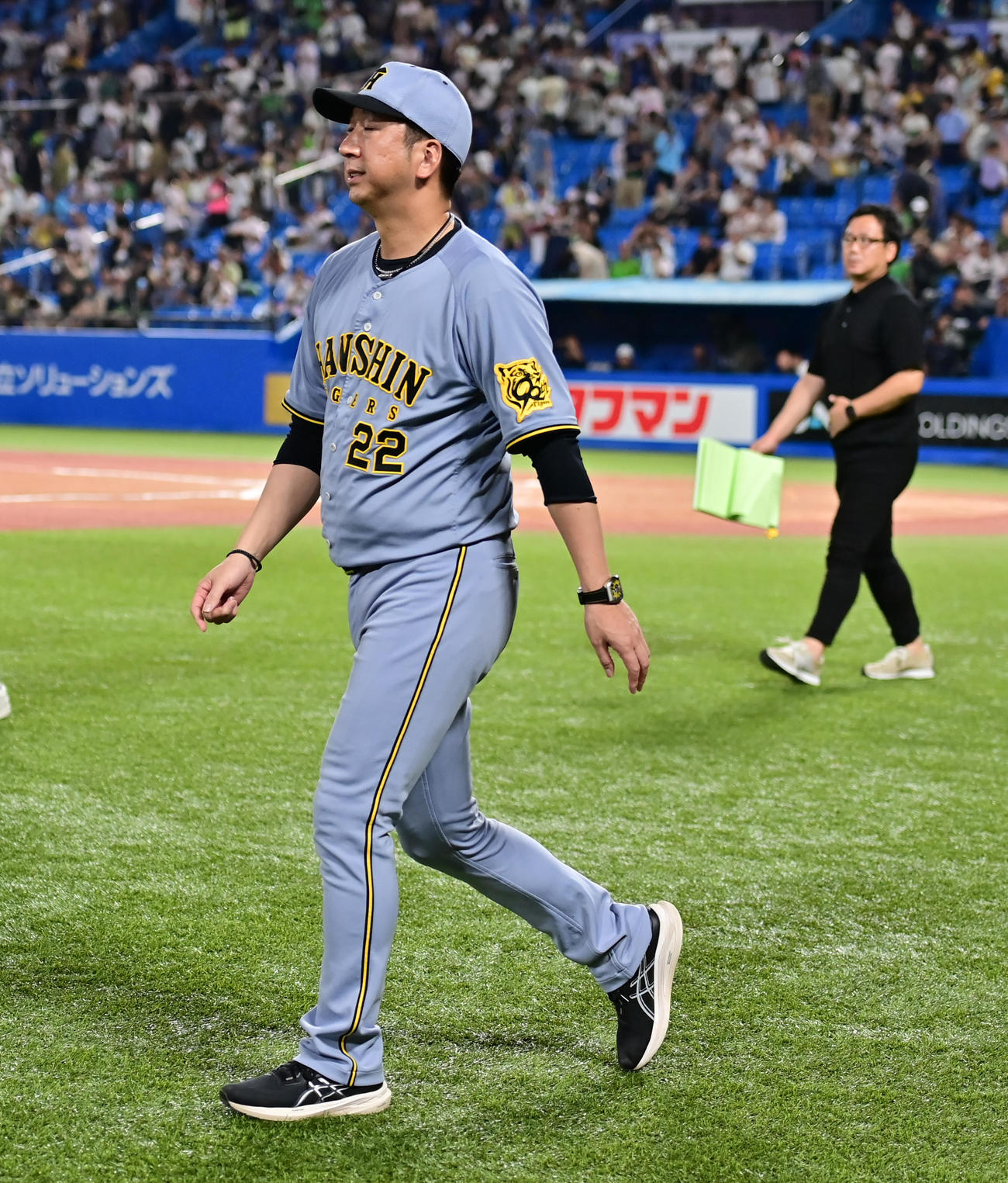 ヤクルト対阪神　延長12回引き分けに終わり引き揚げる阪神藤川監督（撮影・清水貴仁）