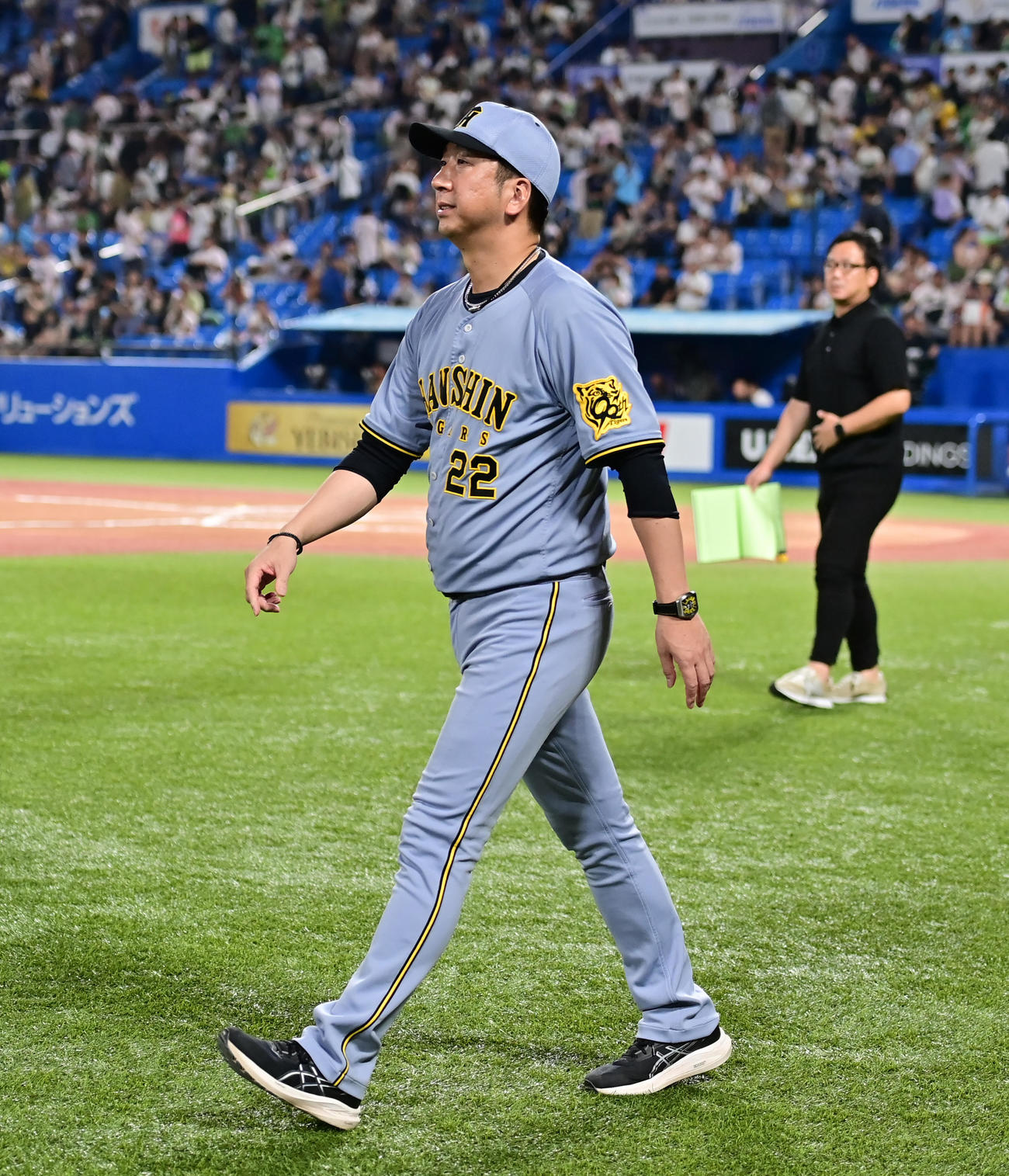 ヤクルト対阪神　延長12回引き分けに終わり引き揚げる阪神藤川監督（撮影・清水貴仁）
