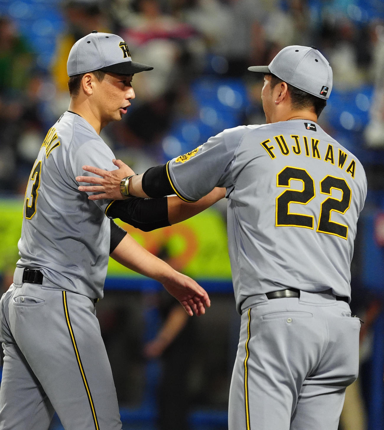 ヤクルト対阪神　12回引き分けに終わり阪神岩崎（左）らを出迎える藤川監督（撮影・清水貴仁）