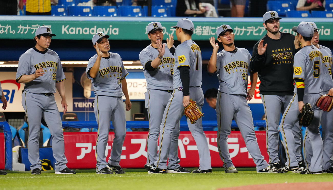 ヤクルト対阪神　引き分けに終わり、森下（中央右）らナインを迎える阪神藤川監督（中央左）（撮影・鈴木みどり）