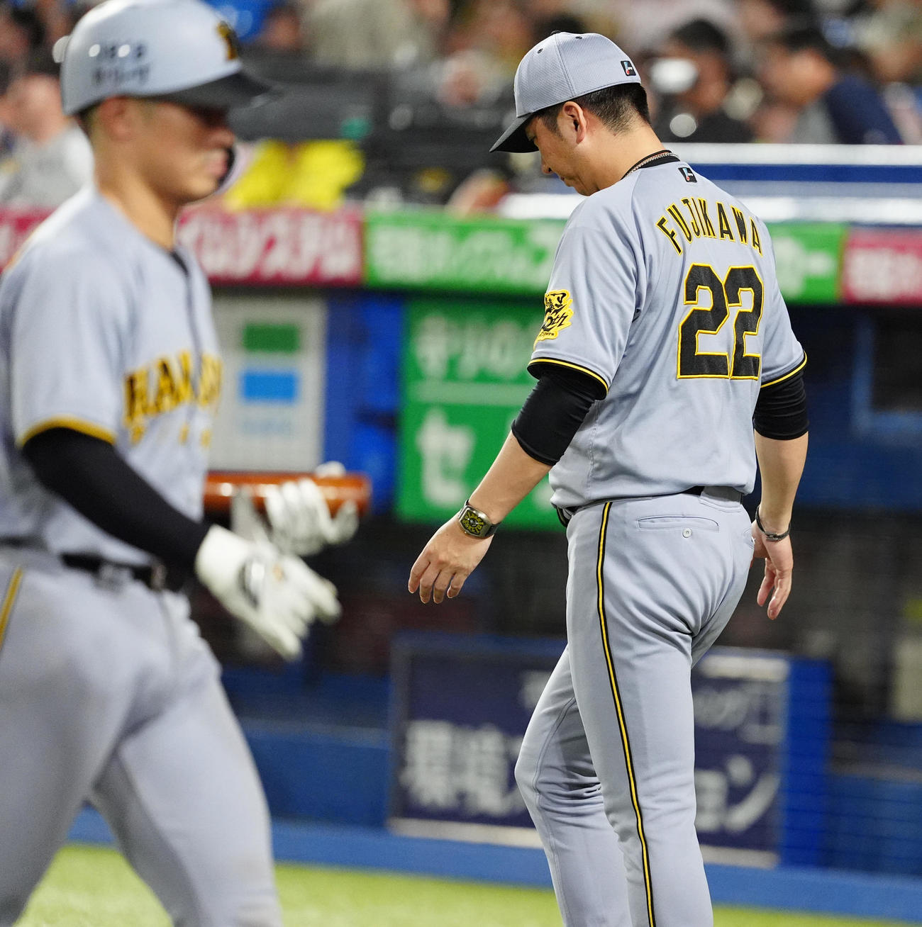 ヤクルト対阪神　11回裏を前に選手交代を告げに出てくる阪神藤川監督（撮影・清水貴仁）