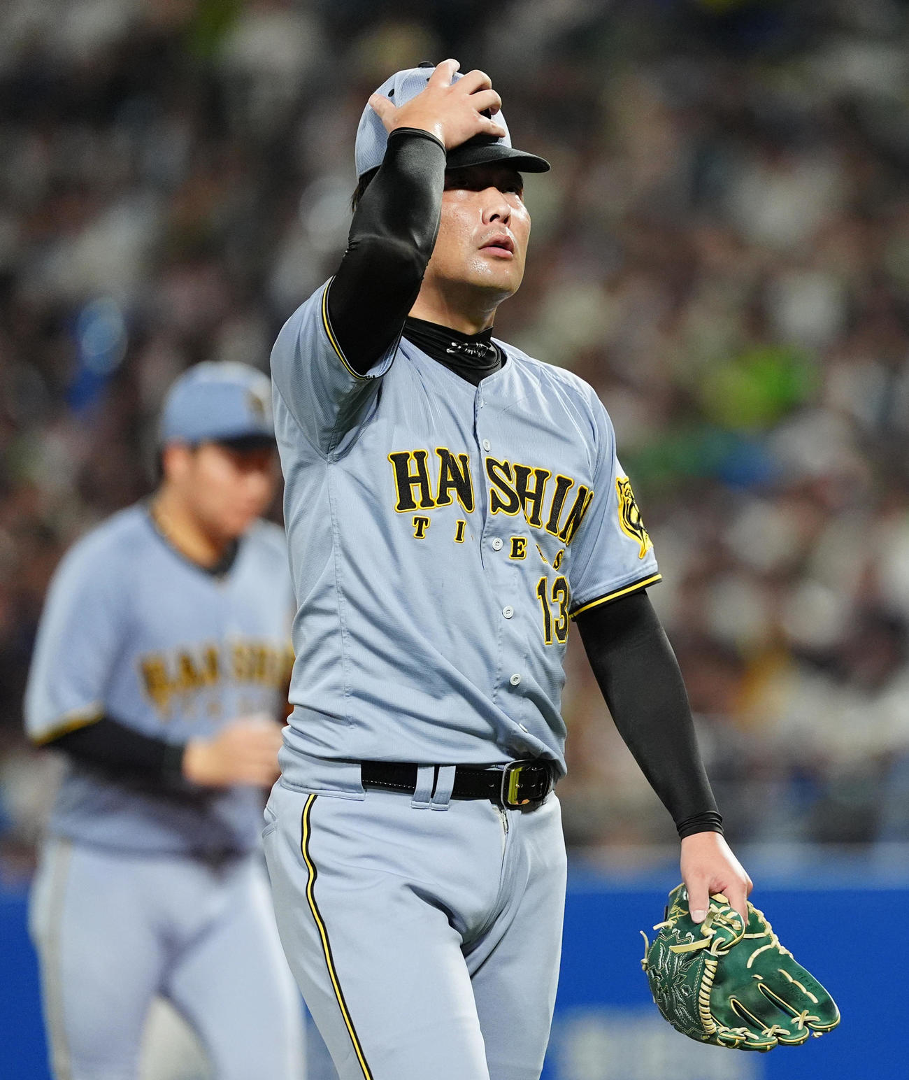 ヤクルト対阪神　9回裏に登板も失点で同点に追いつかれ厳しい顔をみせる阪神岩崎（撮影・清水貴仁）