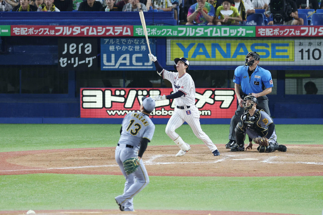 ヤクルト対阪神　9回裏ヤクルト1死満塁、右犠飛を放つ太田。投手岩崎（撮影・宮地輝）