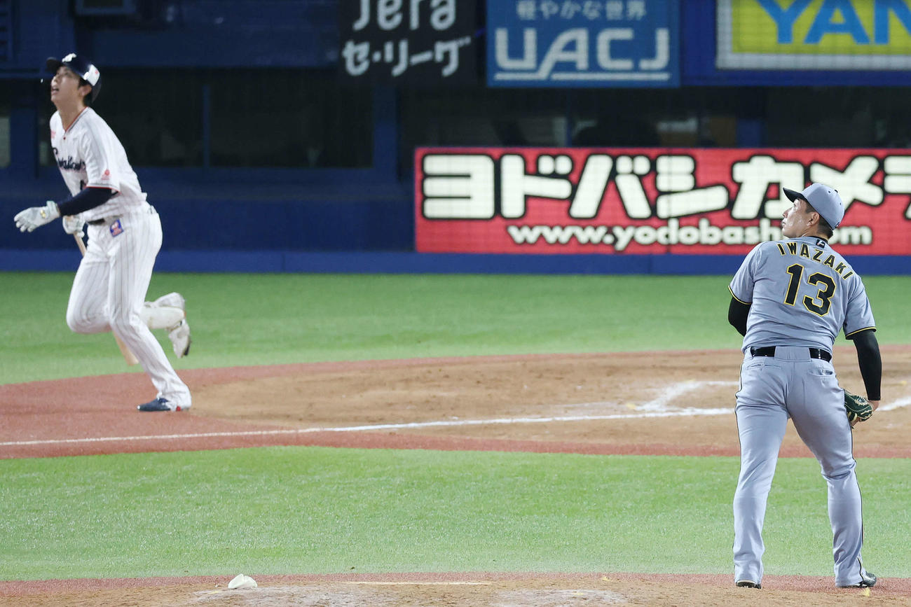 ヤクルト対阪神　9回裏ヤクルト1死満塁、太田に右犠飛を浴びる岩崎（撮影・宮地輝）