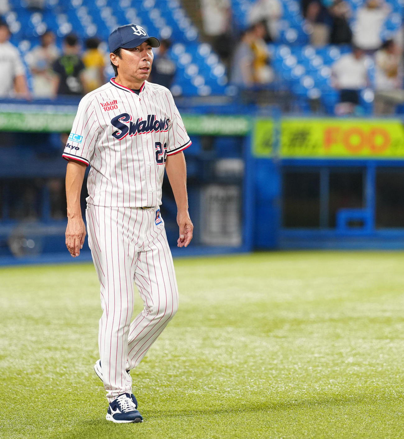 ヤクルト対阪神　引き分けに終わり、引き揚げるヤクルト高津監督（撮影・鈴木みどり）
