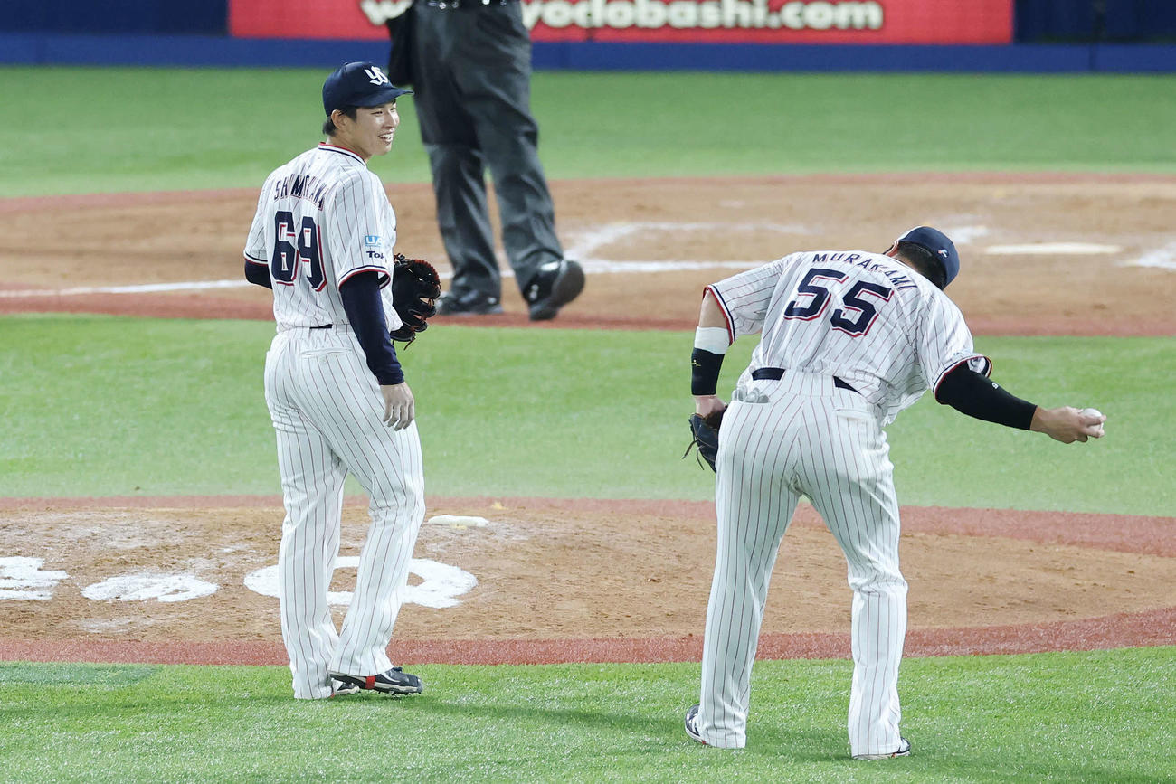ヤクルト対阪神　9回表阪神1死、坂本を投ゴロに仕留めた自身のまねをする村上（右）に笑顔を見せる下川（撮影・宮地輝）