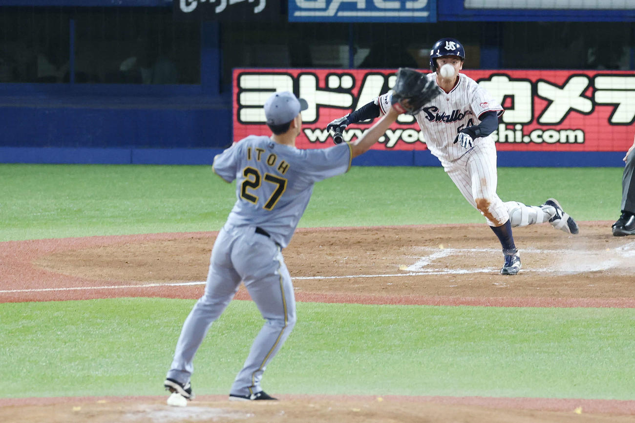 ヤクルト対阪神　3回裏ヤクルト無死、岩田を投ゴロに仕留める伊藤将（撮影・宮地輝）