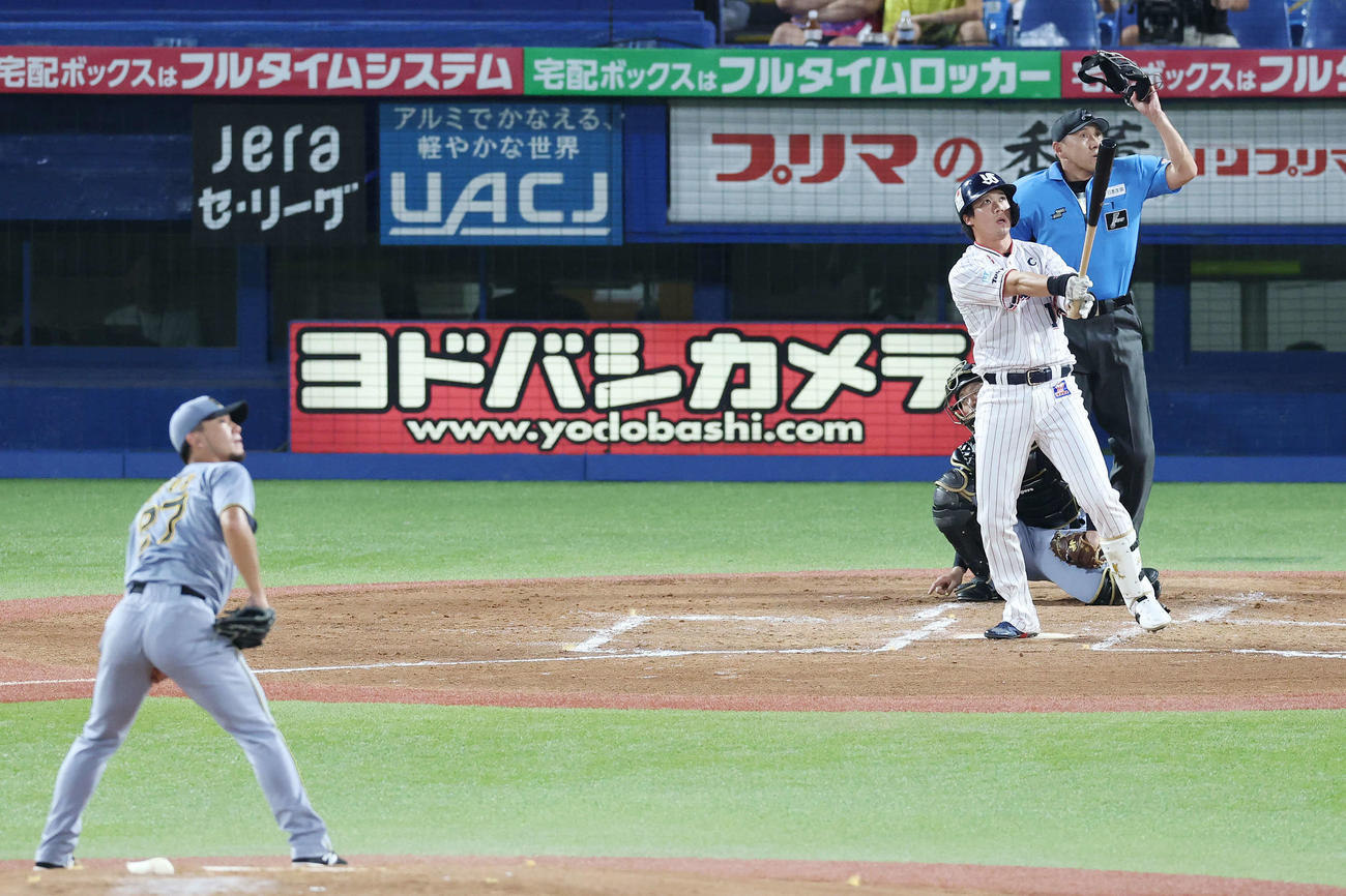 ヤクルト対阪神　2回裏ヤクルト1死、左越えソロ本塁打を放つ山田。投手伊藤将（撮影・宮地輝）