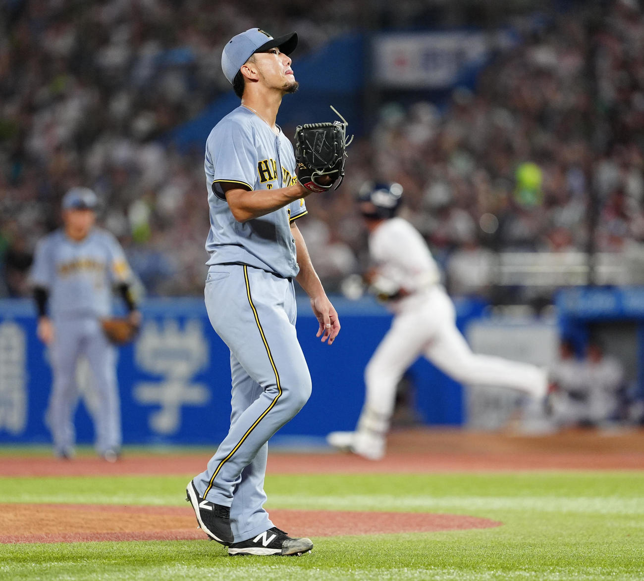 ヤクルト対阪神　2回裏ヤクルト1死、山田に左越えソロ本塁打を浴びる伊藤将（撮影・清水貴仁）