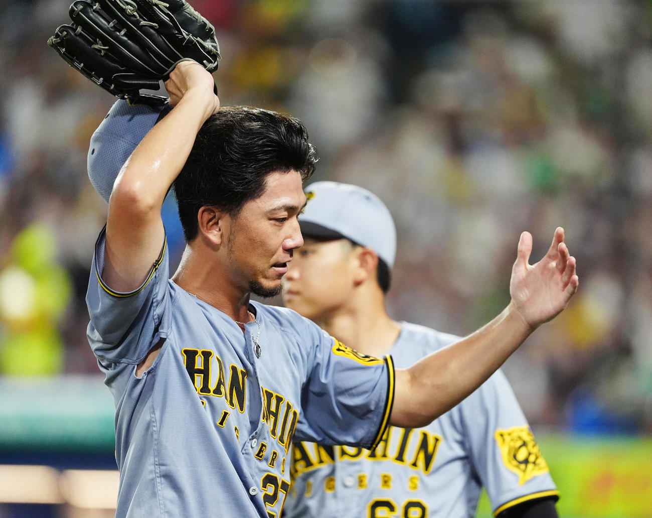 ヤクルト対阪神　4回裏を終えベンチに戻る阪神伊藤将（撮影・清水貴仁）