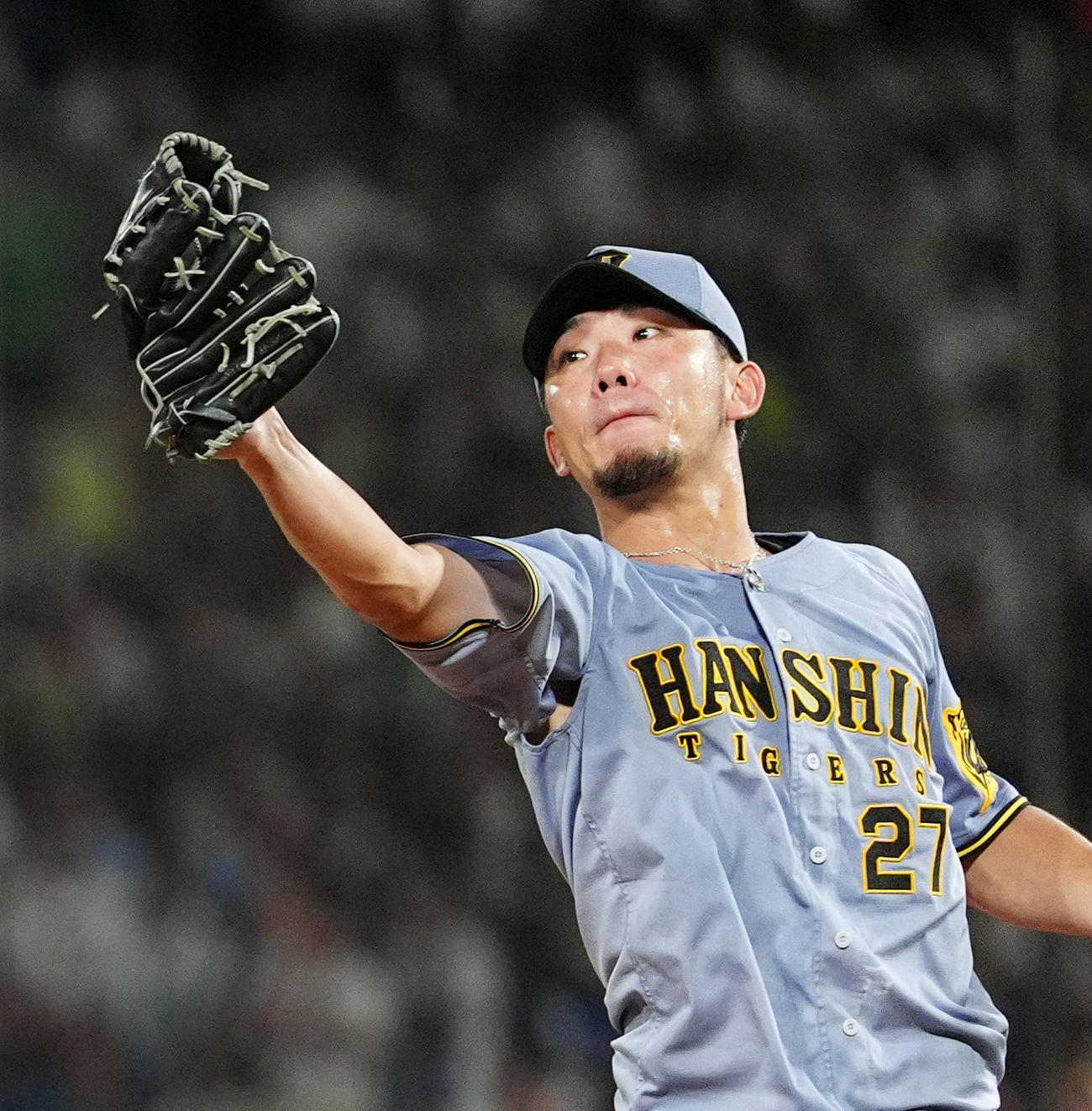 ヤクルト対阪神　3回裏ヤクルト無死、岩田の投手返しの打球を好捕する伊藤将（撮影・清水貴仁）