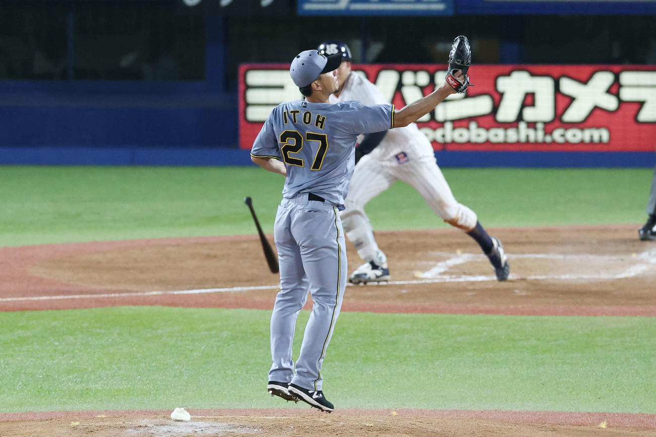 ヤクルト対阪神　3回裏ヤクルト無死、岩田を投ゴロに仕留める伊藤将（撮影・宮地輝）