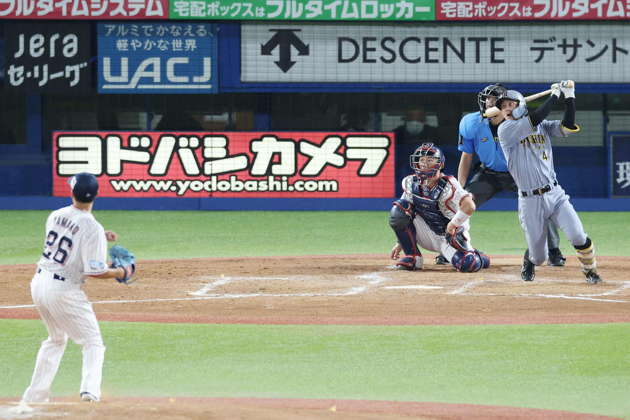ヤクルト対阪神　5回表阪神1死、右三塁打を放つ熊谷。投手山野（撮影・宮地輝）