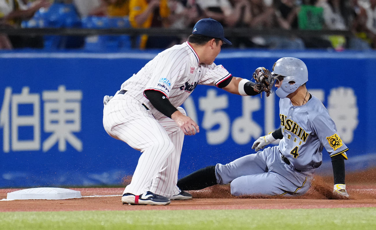 ヤクルト対阪神　5回表阪神1死、右三塁打を放ち、三塁へ滑り込む熊谷。三塁手村上（撮影・鈴木みどり）