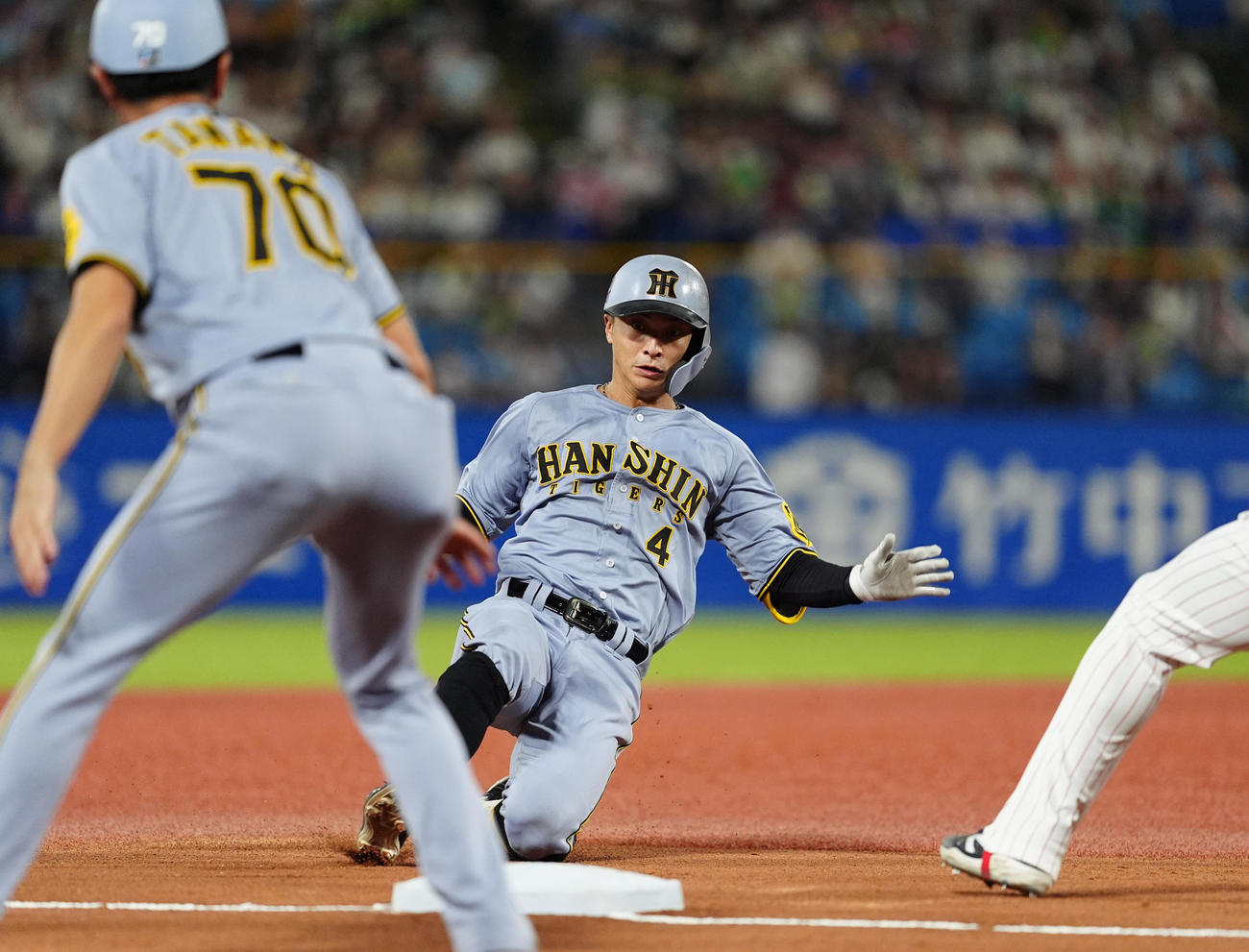 ヤクルト対阪神　5回表阪神1死、右翼線へ三塁打を放つ熊谷（撮影・清水貴仁）