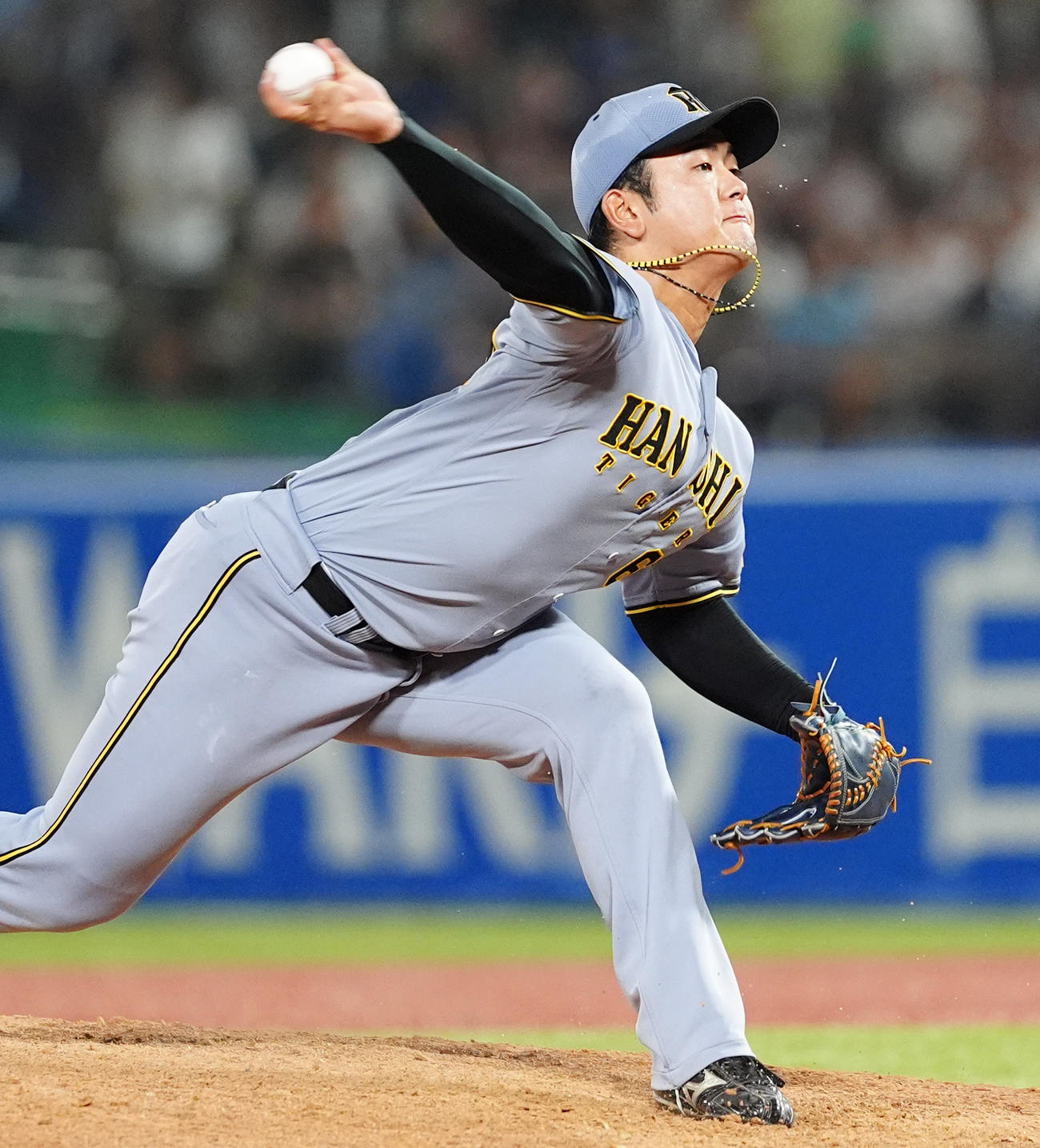 ヤクルト対阪神　11回裏に登板する阪神岡留（撮影・清水貴仁）