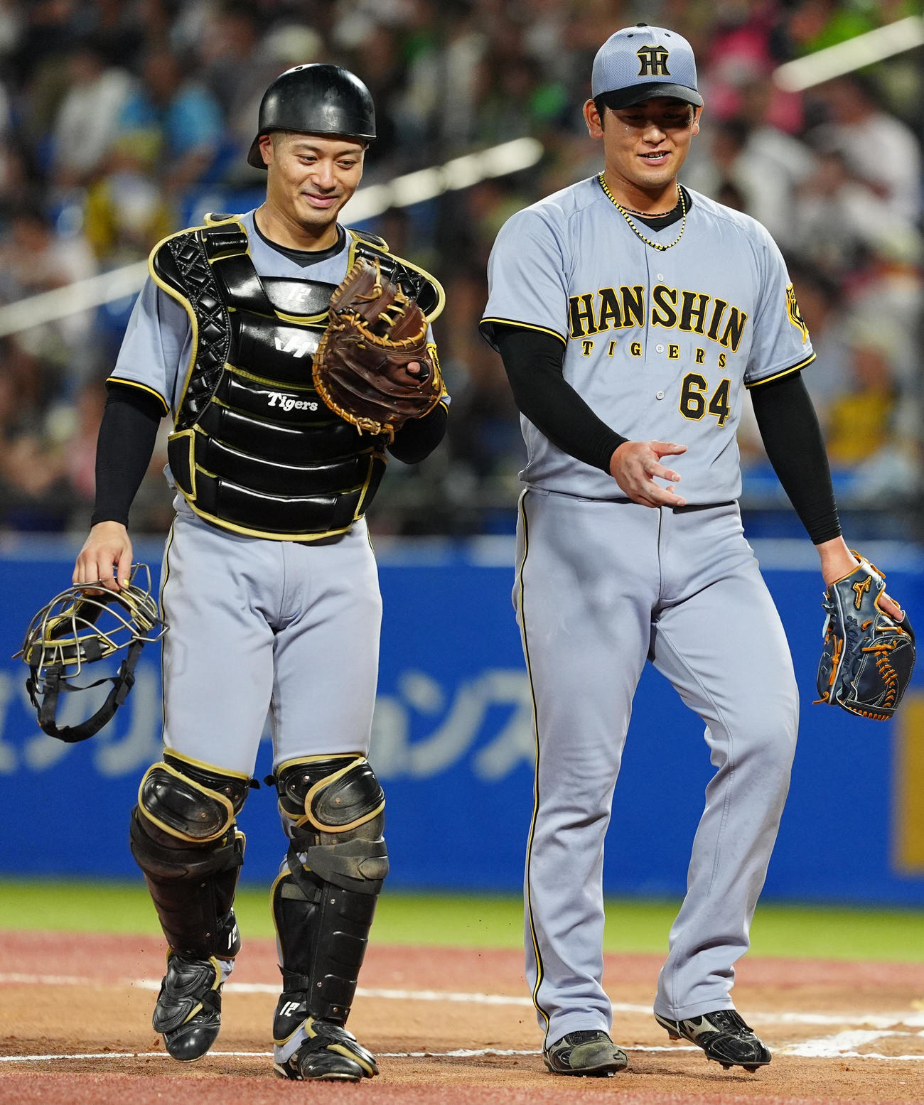 ヤクルト対阪神　11回裏を無失点に抑え笑顔でベンチに戻る阪神坂本（左）と岡留（撮影・清水貴仁）