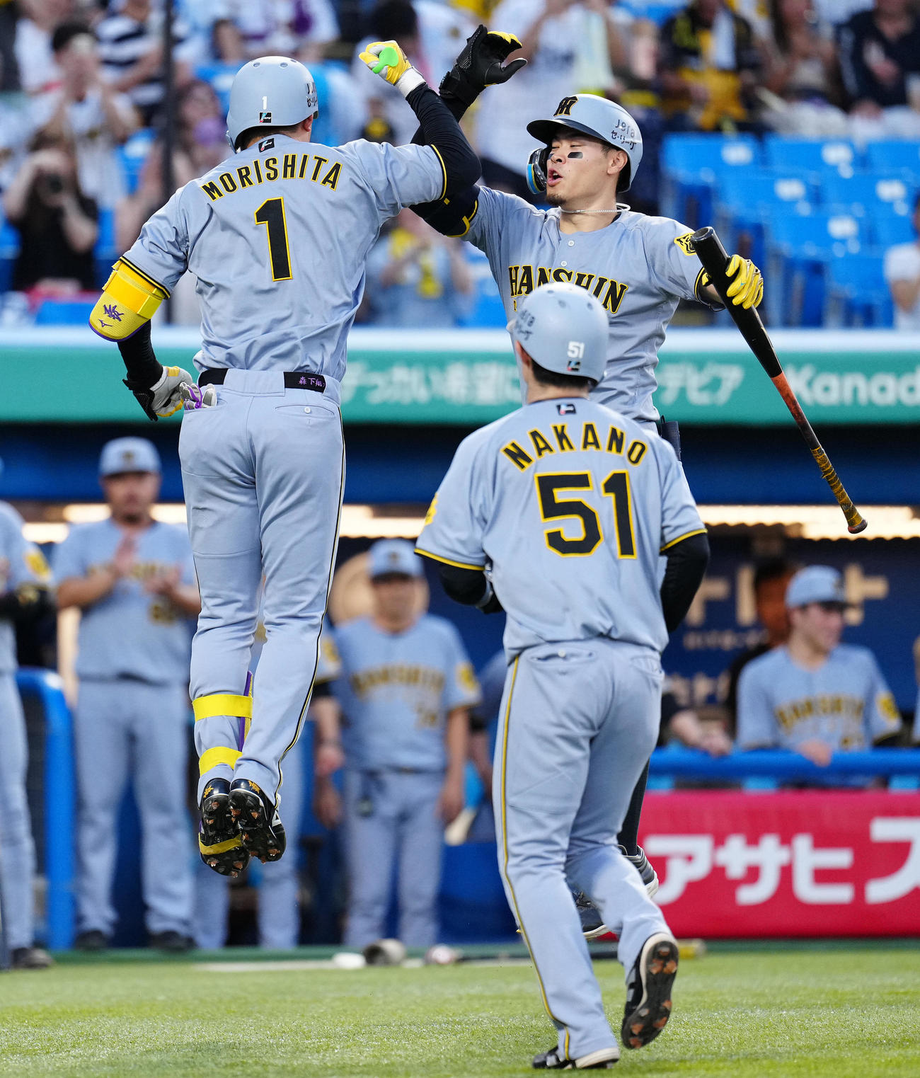 ヤクルト対阪神　1回表阪神1死一塁、先制の左越え2点本塁打を放った森下（左）を迎える佐藤輝（撮影・鈴木みどり）