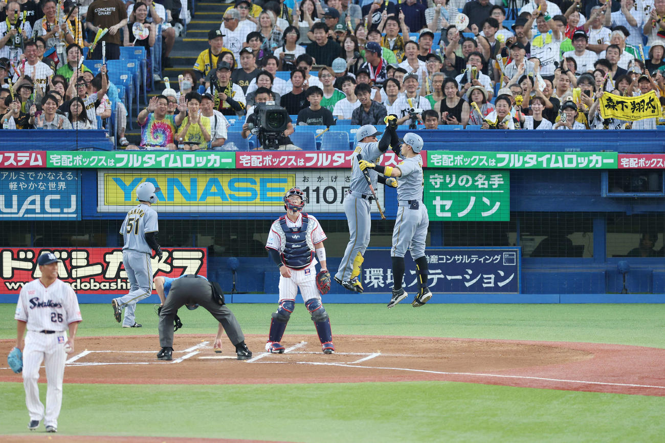 ヤクルト対阪神　1回表阪神1死一塁、2点本塁打を放ち佐藤輝（右）と喜ぶ森下。投手山野（撮影・宮地輝）