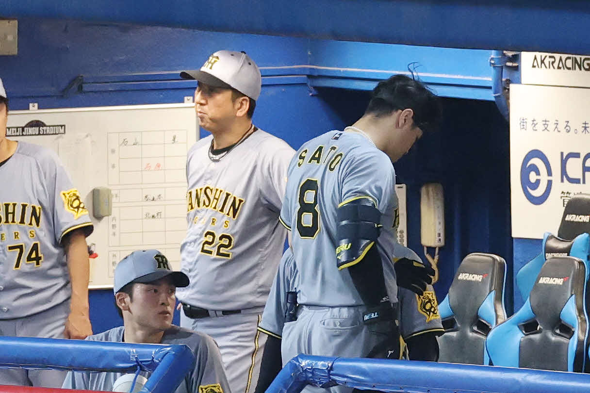 ヤクルト対阪神　11回表阪神無死、佐藤輝（右）が一ゴロに倒れ厳しい表情の藤川監督（撮影・宮地輝）