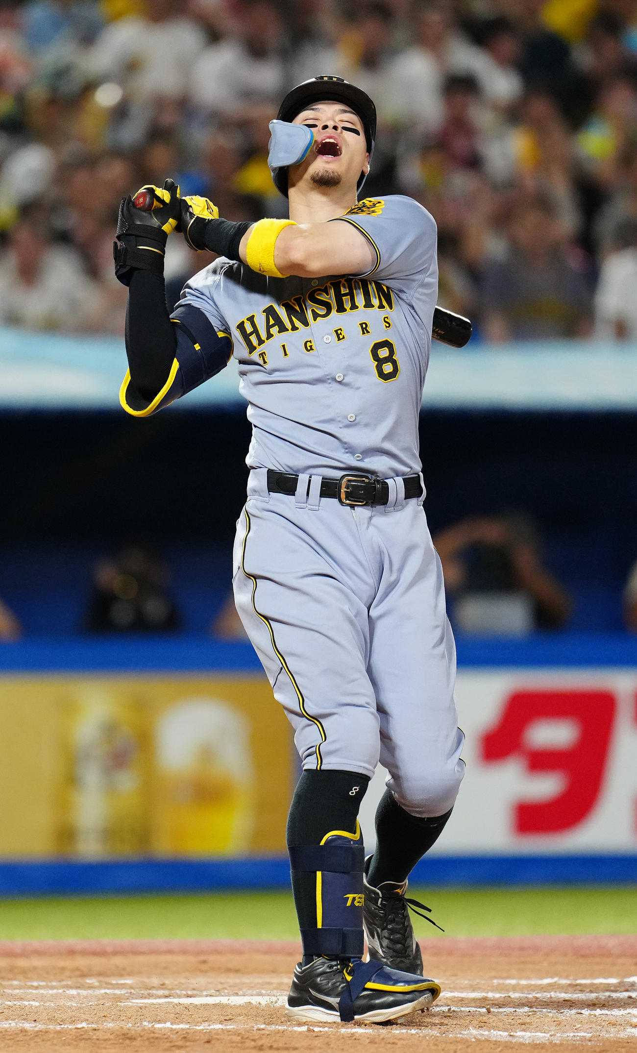 ヤクルト対阪神　8回表阪神1死満塁、空振り三振に倒れる佐藤輝（撮影・鈴木みどり）