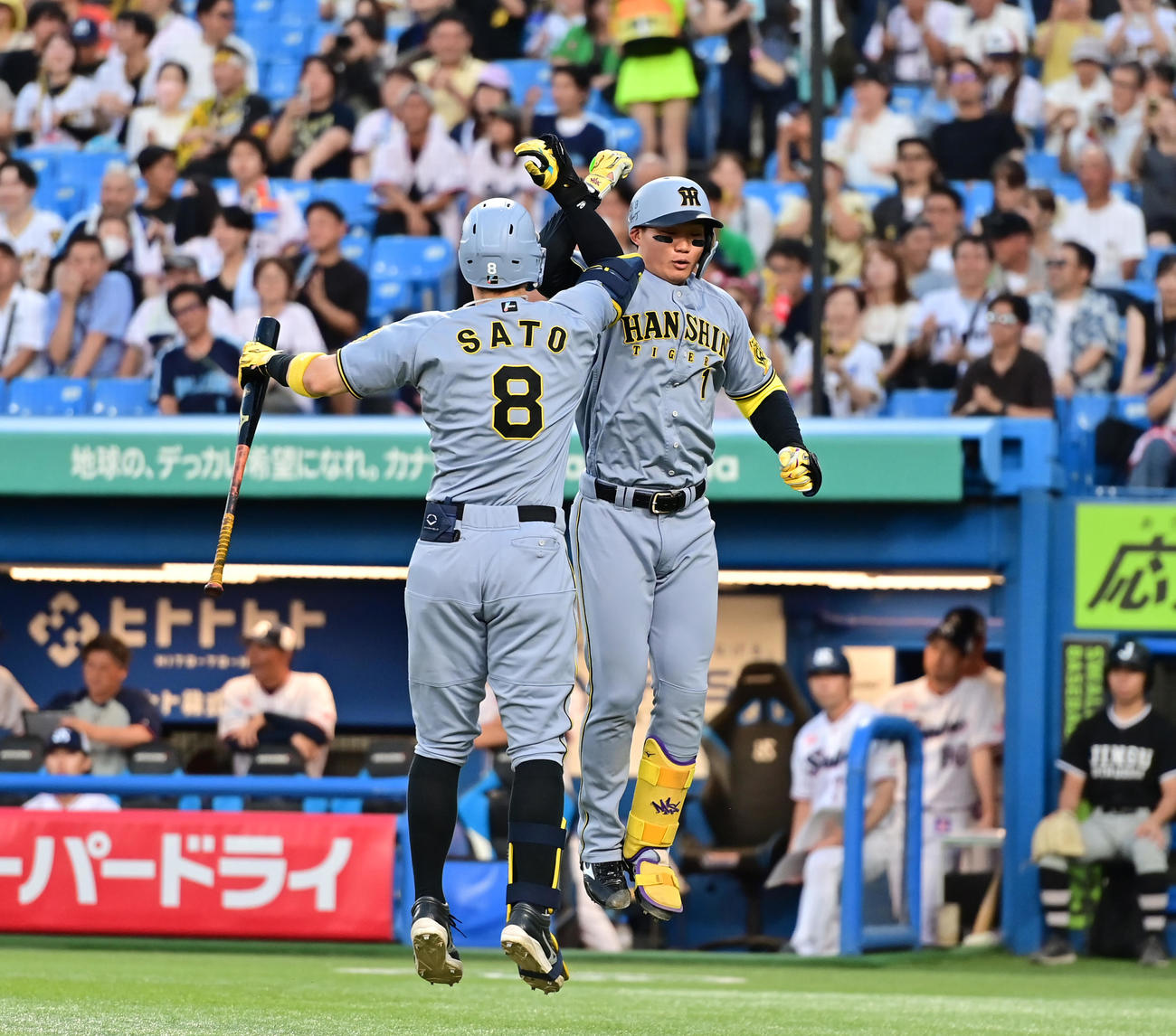 ヤクルト対阪神　1回表阪神1死一塁、左越え先制2点本塁打を放った森下（右）は佐藤輝とタッチを交わす（撮影・清水貴仁）