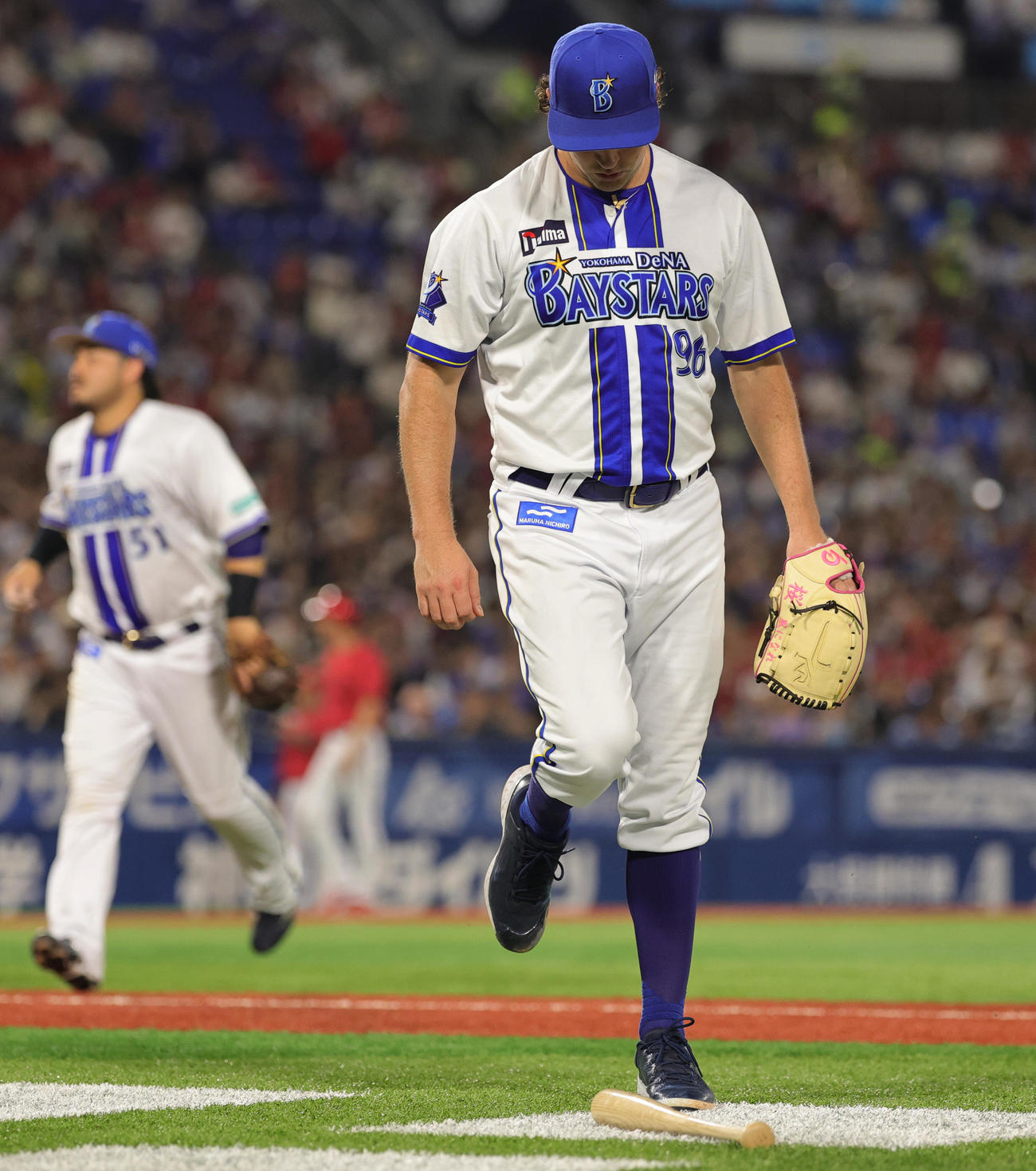 小園を右飛に仕留めたバウアーは、ベンチに戻る際に、転がっていた小園のバットを蹴ってどかす（2025年8月21日撮影）