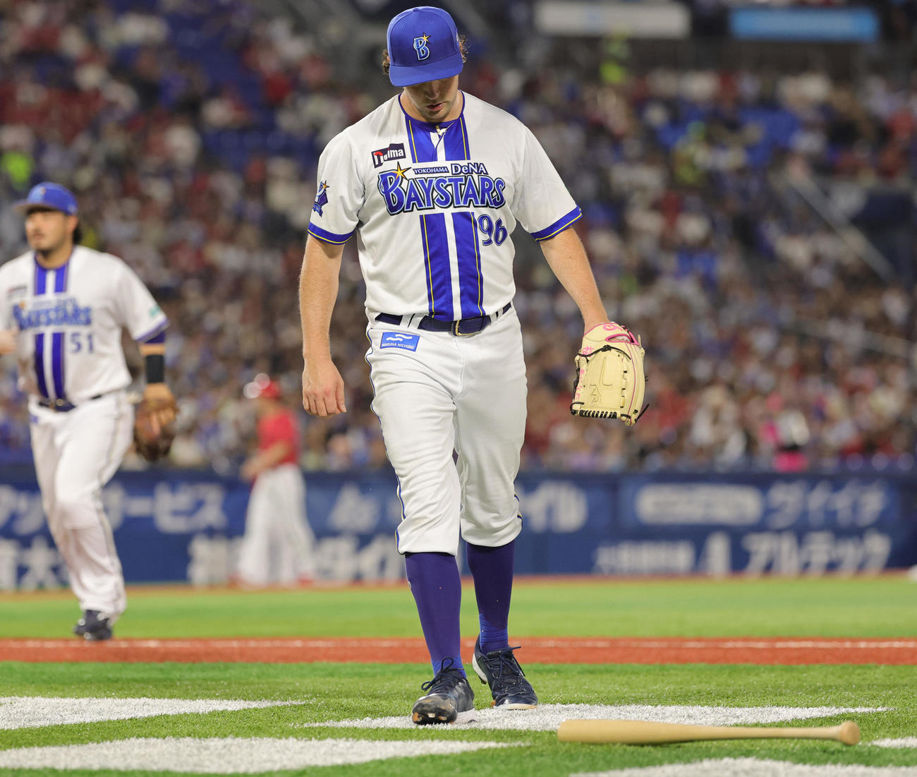 小園を右飛に仕留めたバウアーは、ベンチに戻る際に、転がっていた小園のバットを蹴ってどかす（2025年8月21日撮影）