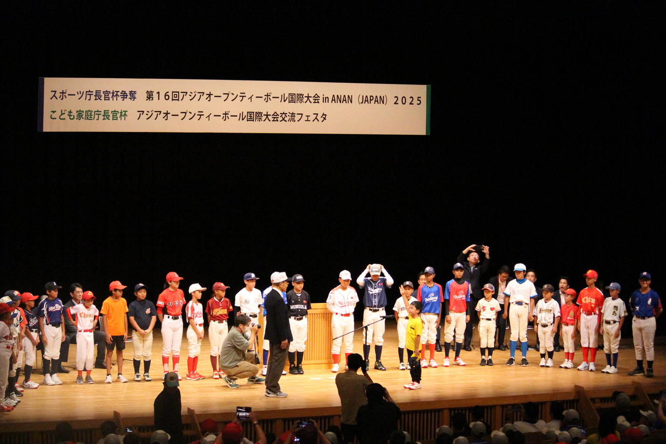 ティーボールのアジア大会開会式で選手宣誓する子供。左は日本ティーボール協会理事長でもある吉村正アジアティーボール連盟会長（撮影・佐井陽介）