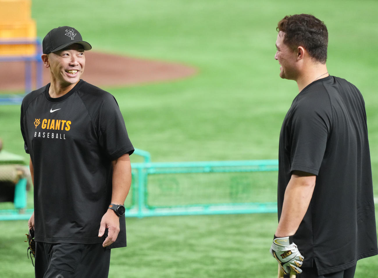 巨人対DeNA　試合前練習中、巨人リチャード（右）と言葉を交わす阿部監督（撮影・江口和貴）