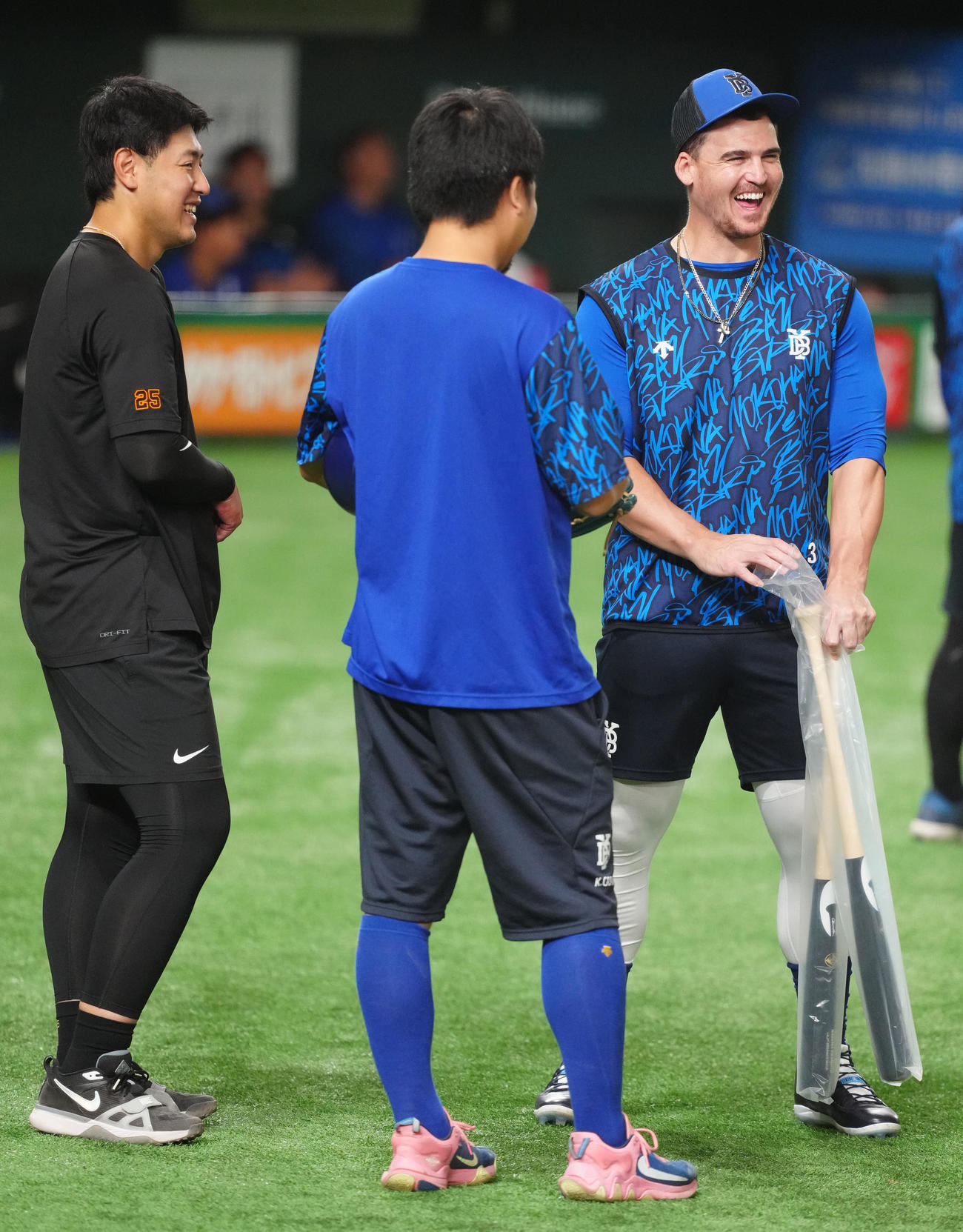 巨人対DeNA　試合前練習中、言葉を交わす巨人岡本（左）とDeNAオースティン（撮影・江口和貴）