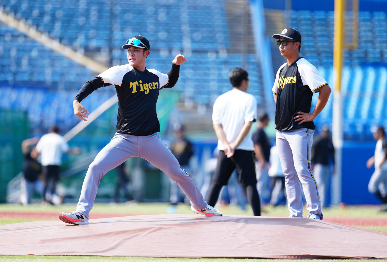 ヤクルト対阪神　試合前練習でマウンドの状態を確認する阪神富田（左）と島本（撮影・鈴木みどり）
