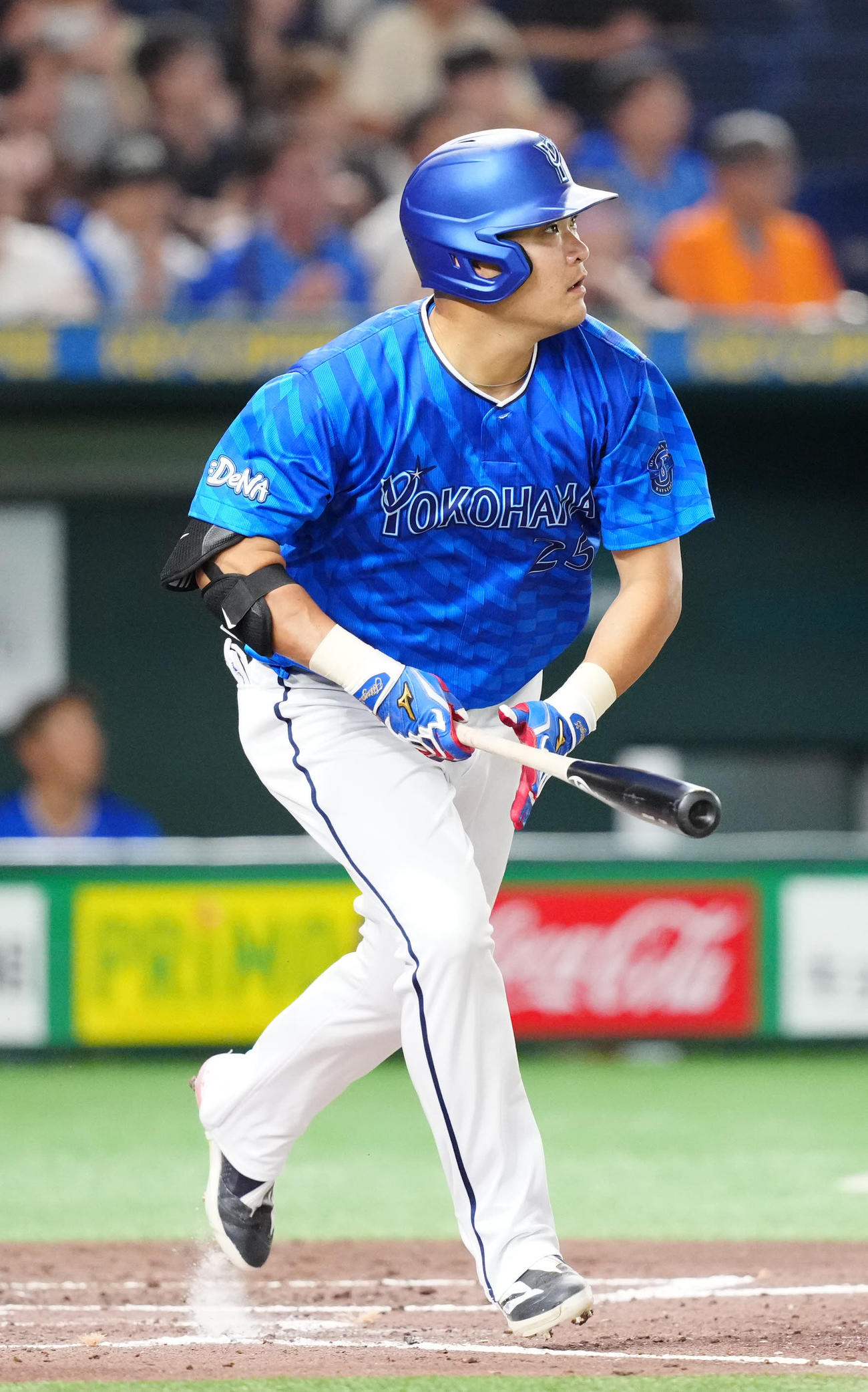 巨人対DeNA 4回表DeNA1死、中越えソロ本塁打を放つ筒香（撮影・江口和貴）