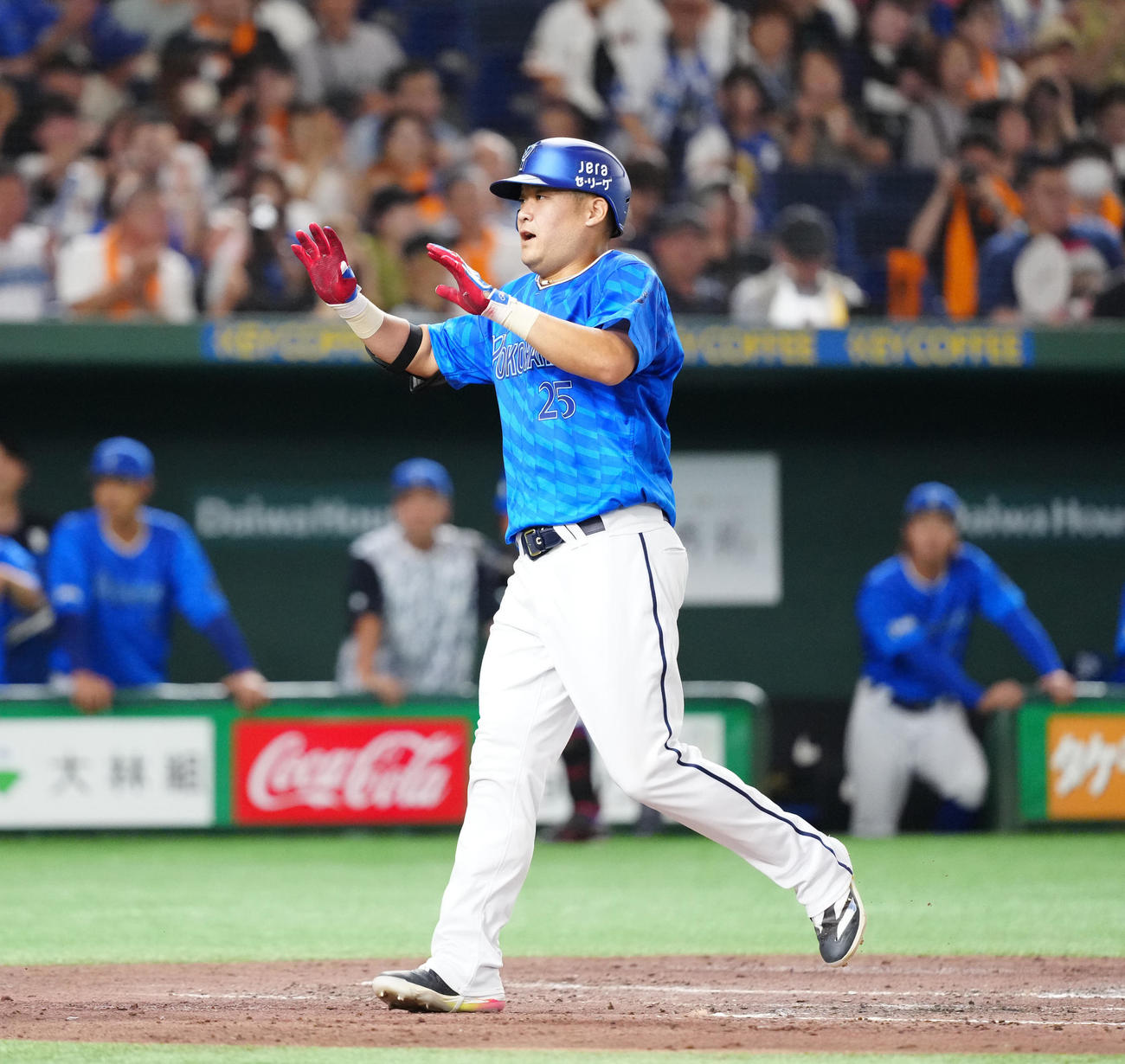 巨人対DeNA 4回表DeNA1死、中越えソロ本塁打を放ち生還する筒香（撮影・江口和貴）