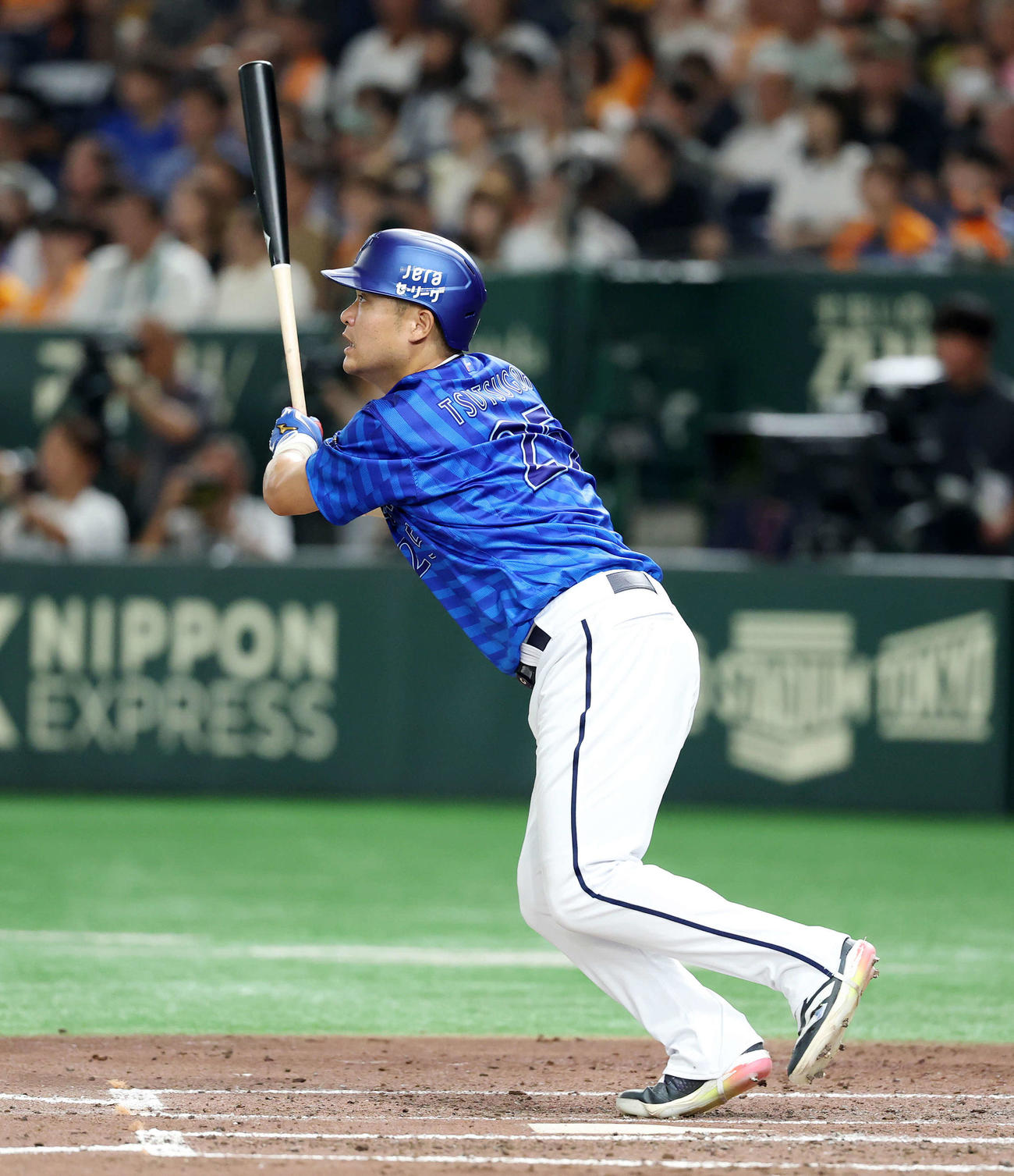 巨人対DeNA 4回表DeNA1死、筒香は中越えソロ本塁打を放つ（撮影・鈴木正人）