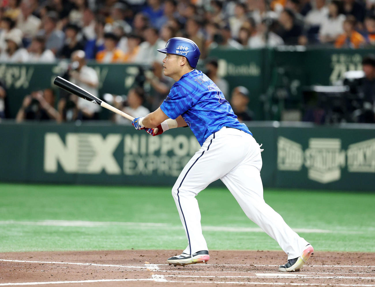 巨人対DeNA 4回表DeNA1死、筒香は中越えソロ本塁打を放つ（撮影・鈴木正人）