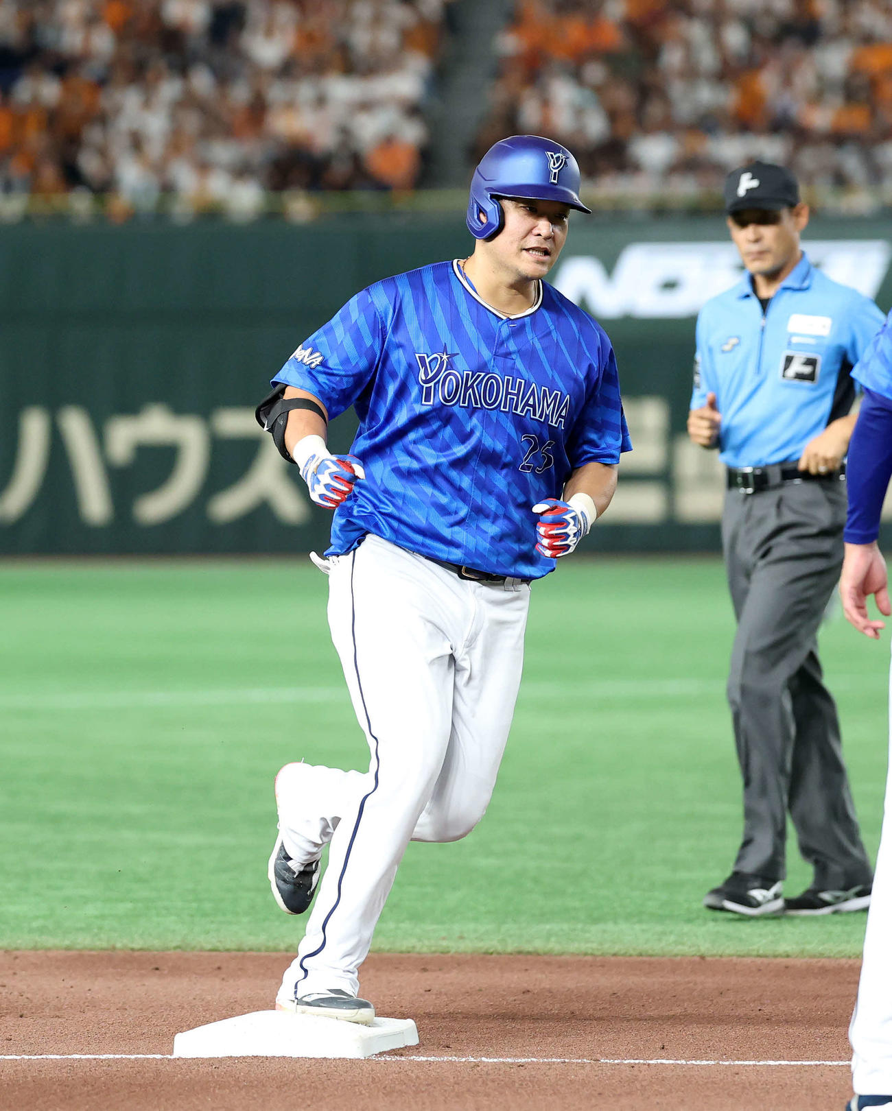 巨人対DeNA 4回表DeNA1死、筒香は中越えソロ本塁打を放つ（撮影・鈴木正人）