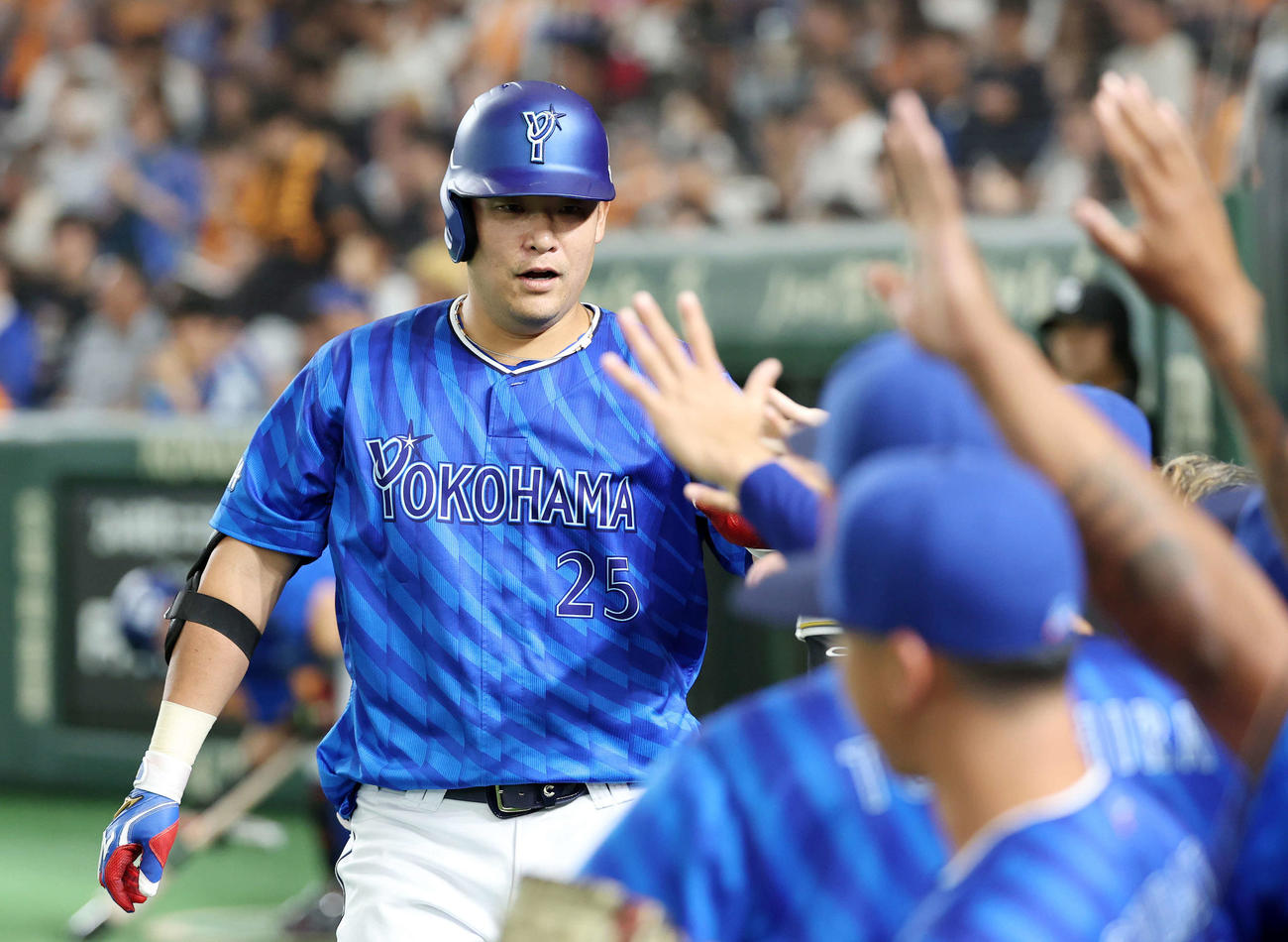 巨人対DeNA 4回表DeNA1死、筒香は中越えソロ本塁打を放ちベンチ前でタッチ（撮影・鈴木正人）