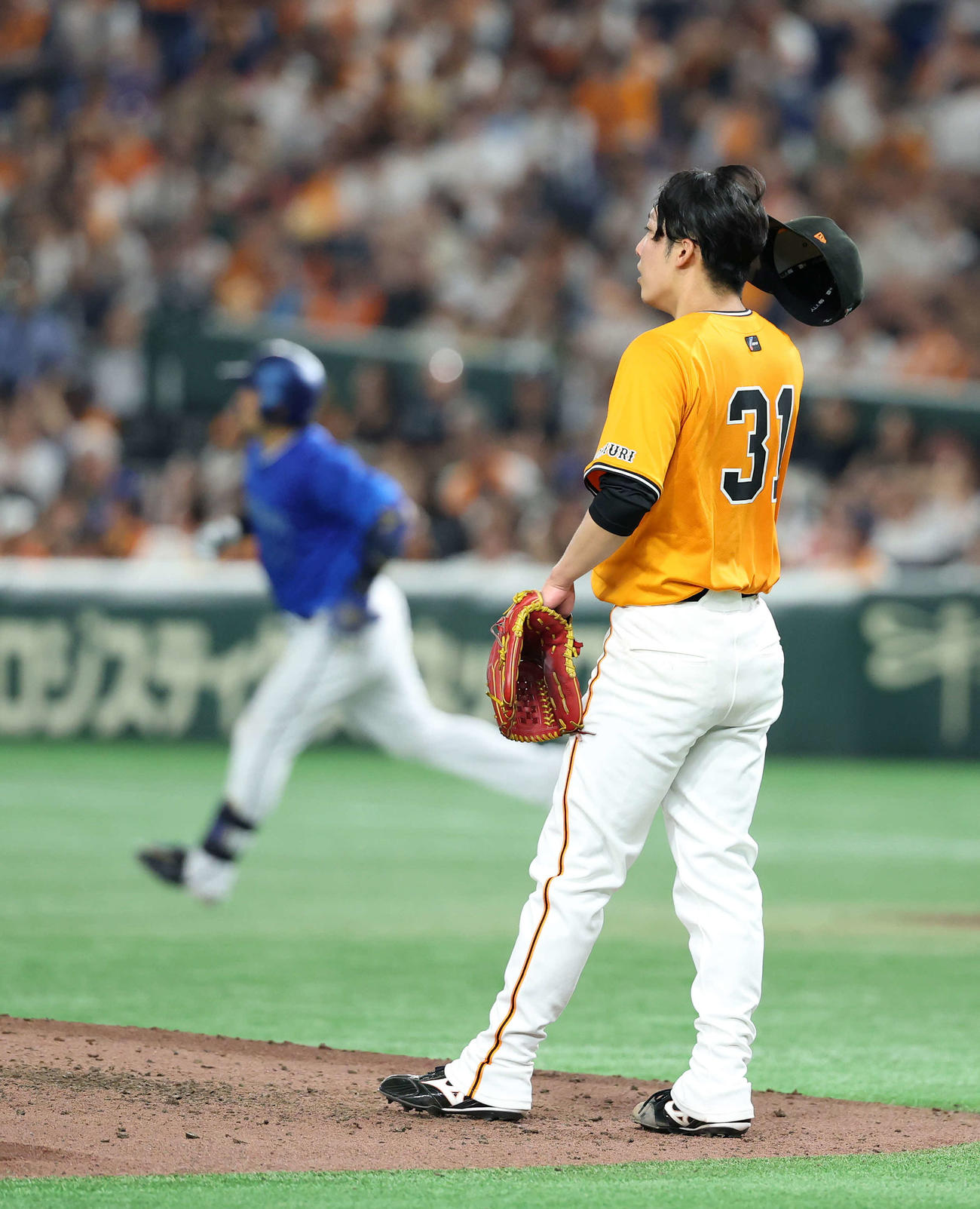 巨人対DeNA 5回表DeNA2死一塁、宮崎（左）に左中間2点本塁打を放たれた巨人赤星（撮影・鈴木正人）