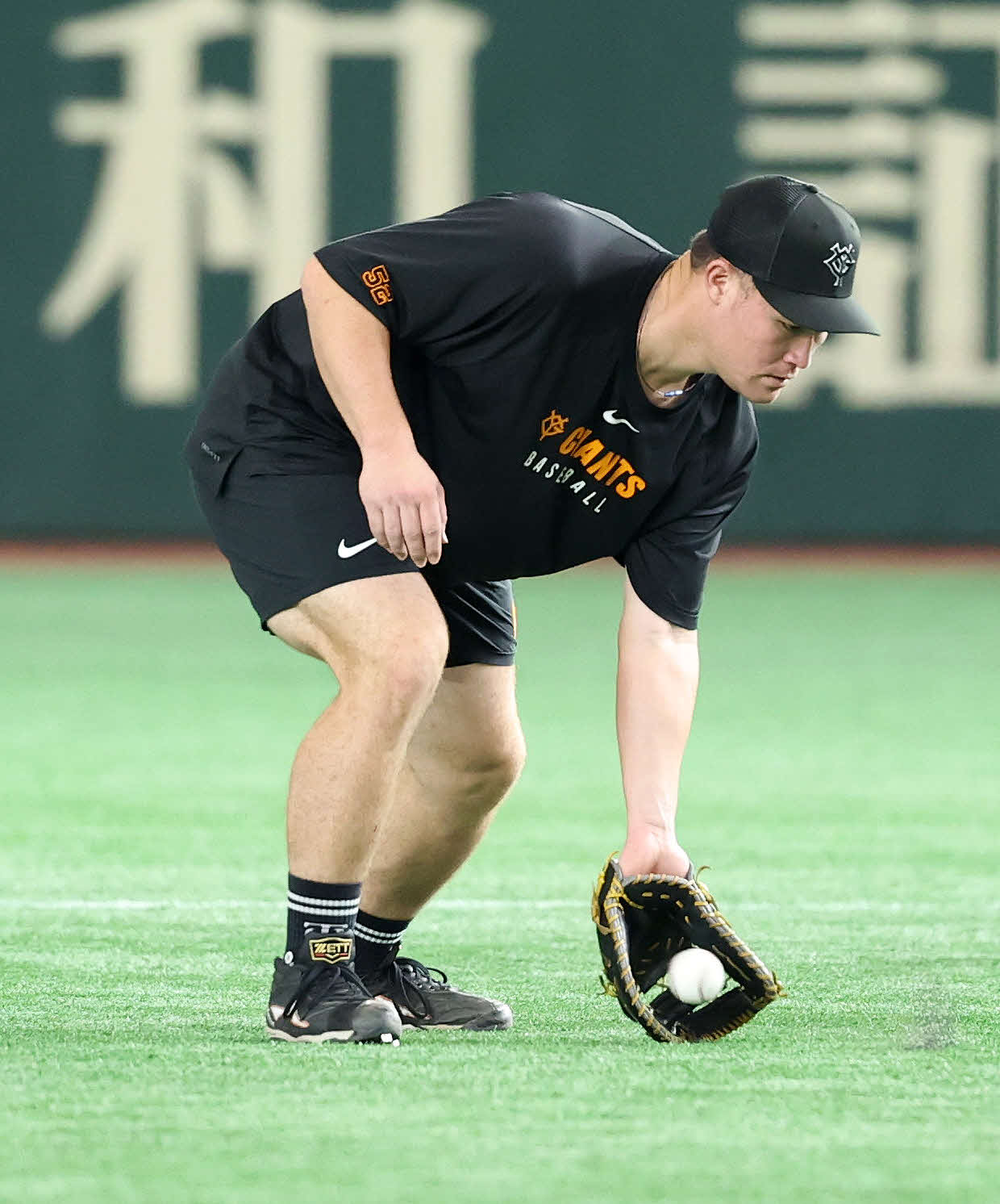 巨人対DeNA　ノックを受ける巨人リチャード（撮影・鈴木正人）
