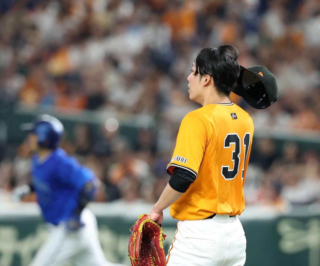 巨人対DeNA 5回表DeNA2死一塁、宮崎（左）に左中間2点本塁打を放たれた巨人赤星（撮影・鈴木正人）