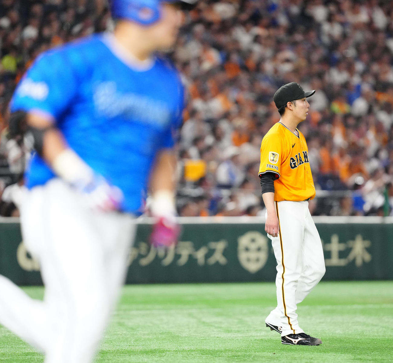 巨人対DeNA 4回表DeNA1死、筒香（手前）にソロ本塁打を浴びる赤星（撮影・江口和貴）