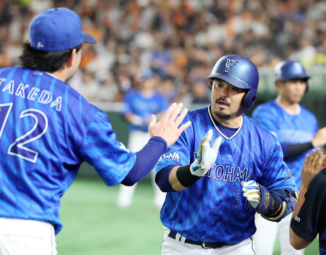 巨人対DeNA 5回表DeNA2死一塁、宮崎（右）は左中間2点本塁打を放ち竹田とタッチ（撮影・鈴木正人）