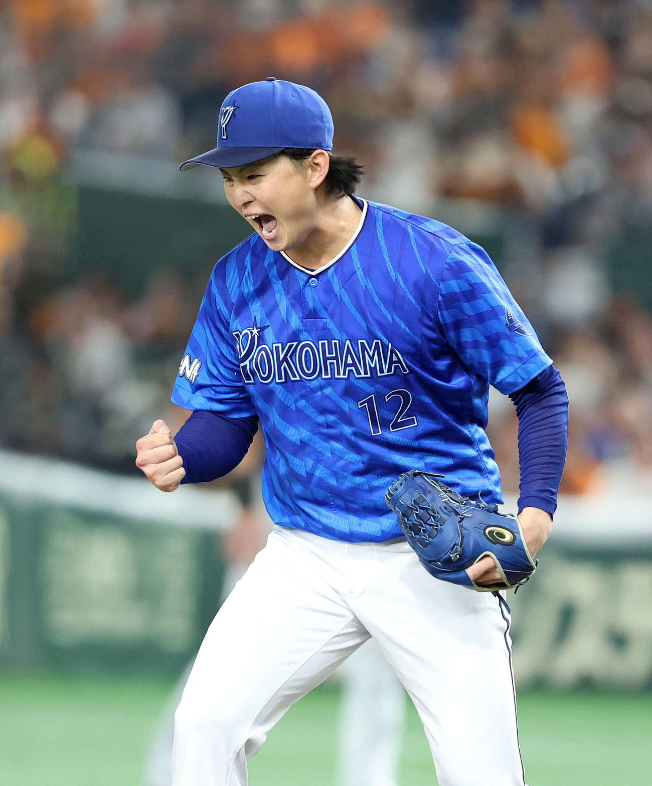 巨人対DeNA 6回裏巨人1死、吉川尚から見逃し三振を奪いガッツポーズ雄たけびを上げるDeNA竹田（撮影・鈴木正人）