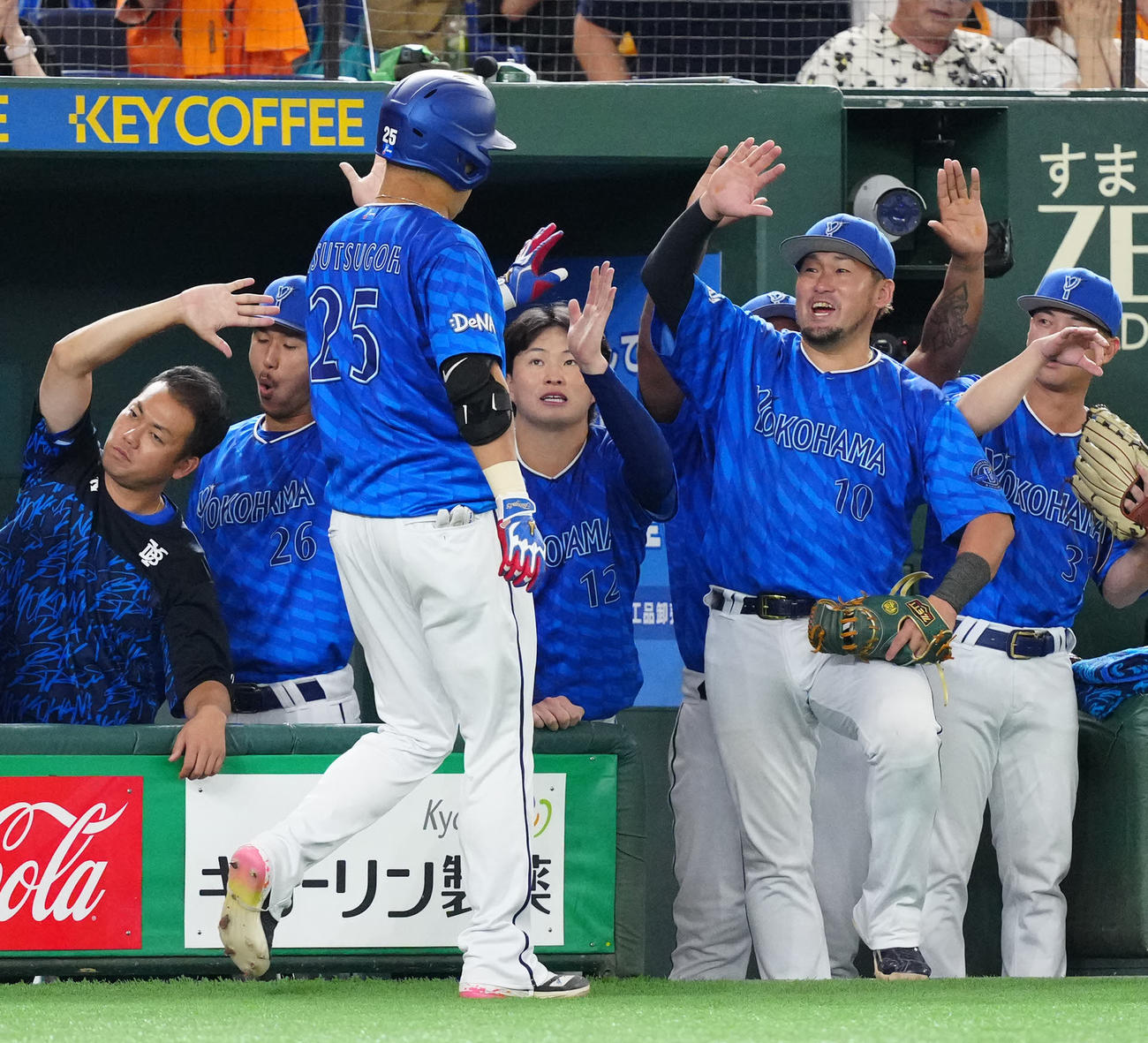 巨人対DeNA 4回表DeNA1死、ソロ本塁打を放った筒香（手前）とタッチを交わす竹田（中央）ら（撮影・江口和貴）
