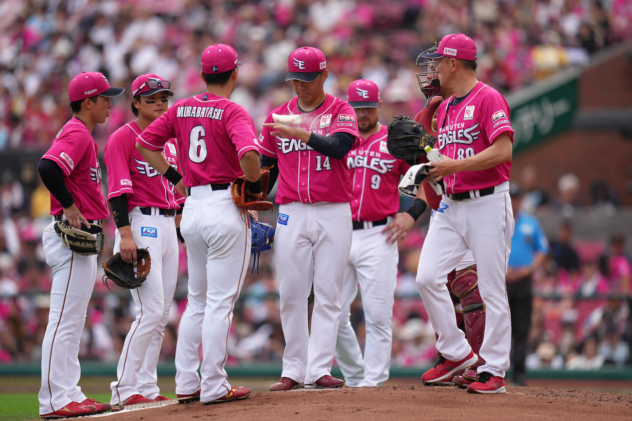 楽天対オリックス　2回、マウンドに集まる楽天則本（中央右）ら（撮影・足立雅史）