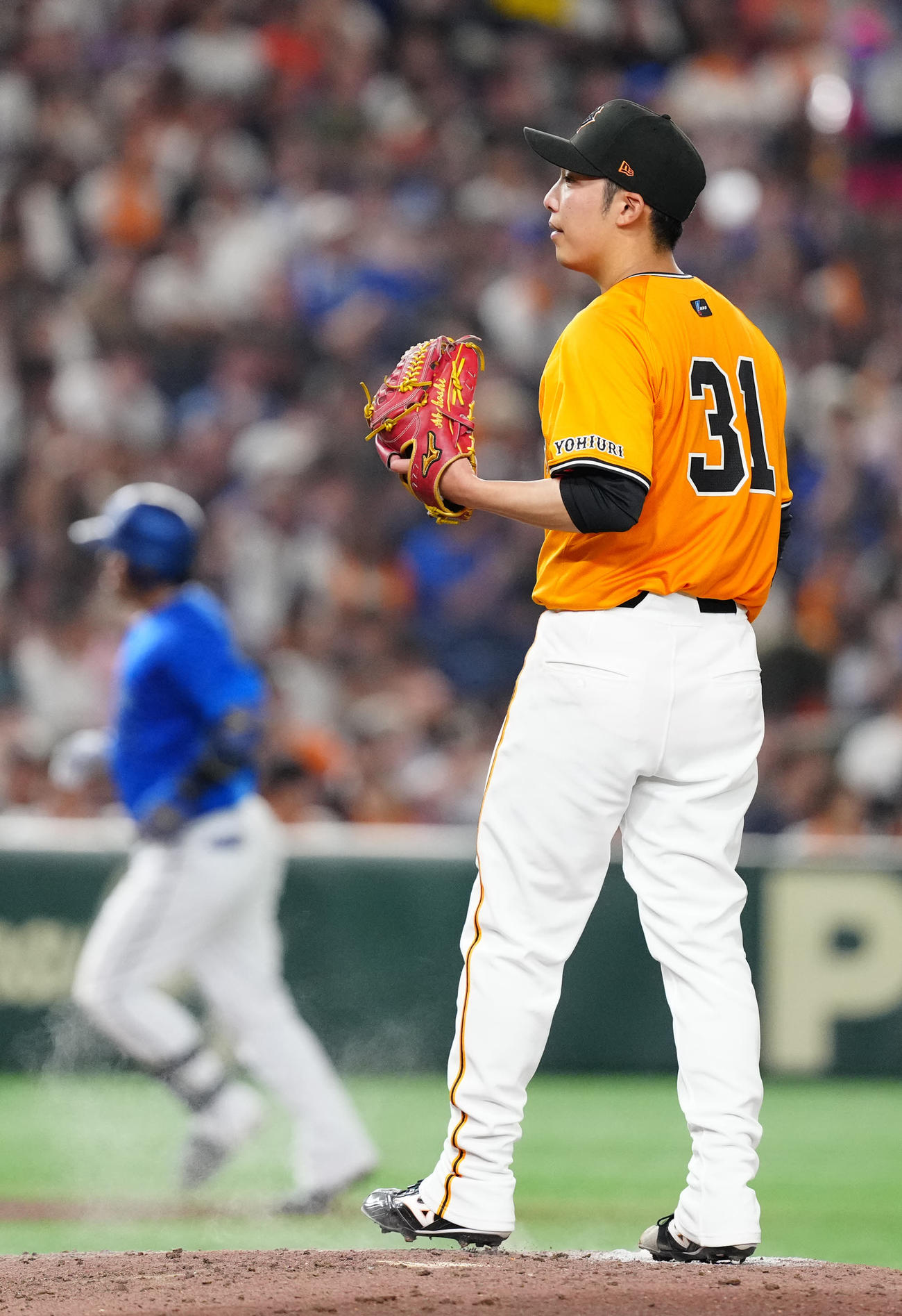 巨人対DeNA 5回表DeNA2死一塁、宮崎（後方）に2点本塁打を浴びた赤星（撮影・江口和貴）