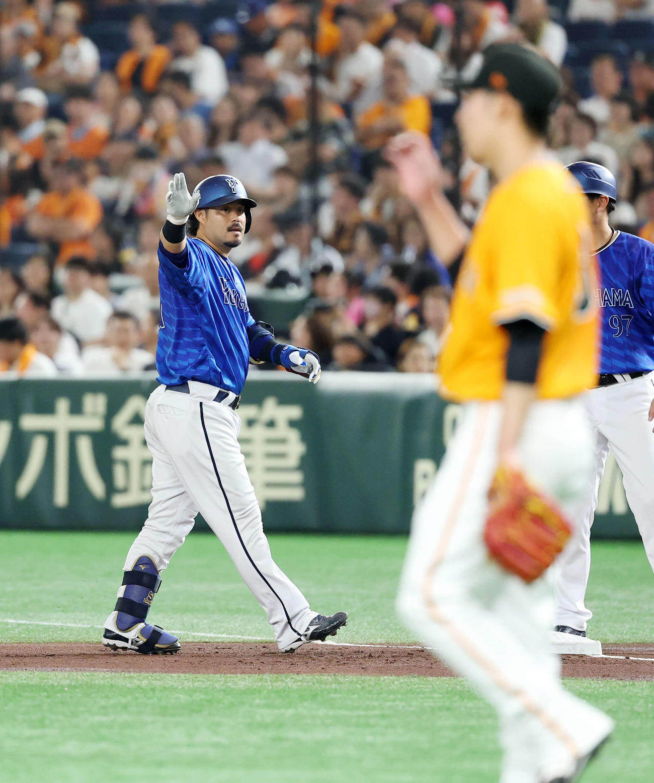 巨人対DeNA 1回表DeNA1死三塁、宮崎は左前適時打を放ちポーズを決める、右は巨人赤星（撮影・鈴木正人）